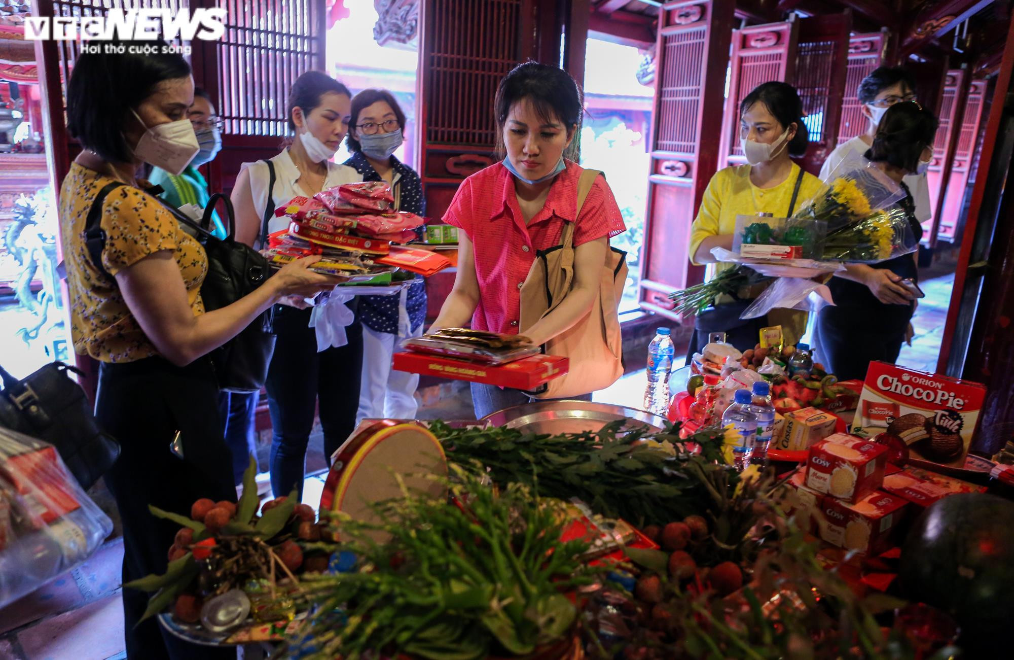 Ảnh: Nườm nượp sĩ tử đến Văn Miếu xin chữ, cầu may trước kỳ thi vào lớp 10 - 4