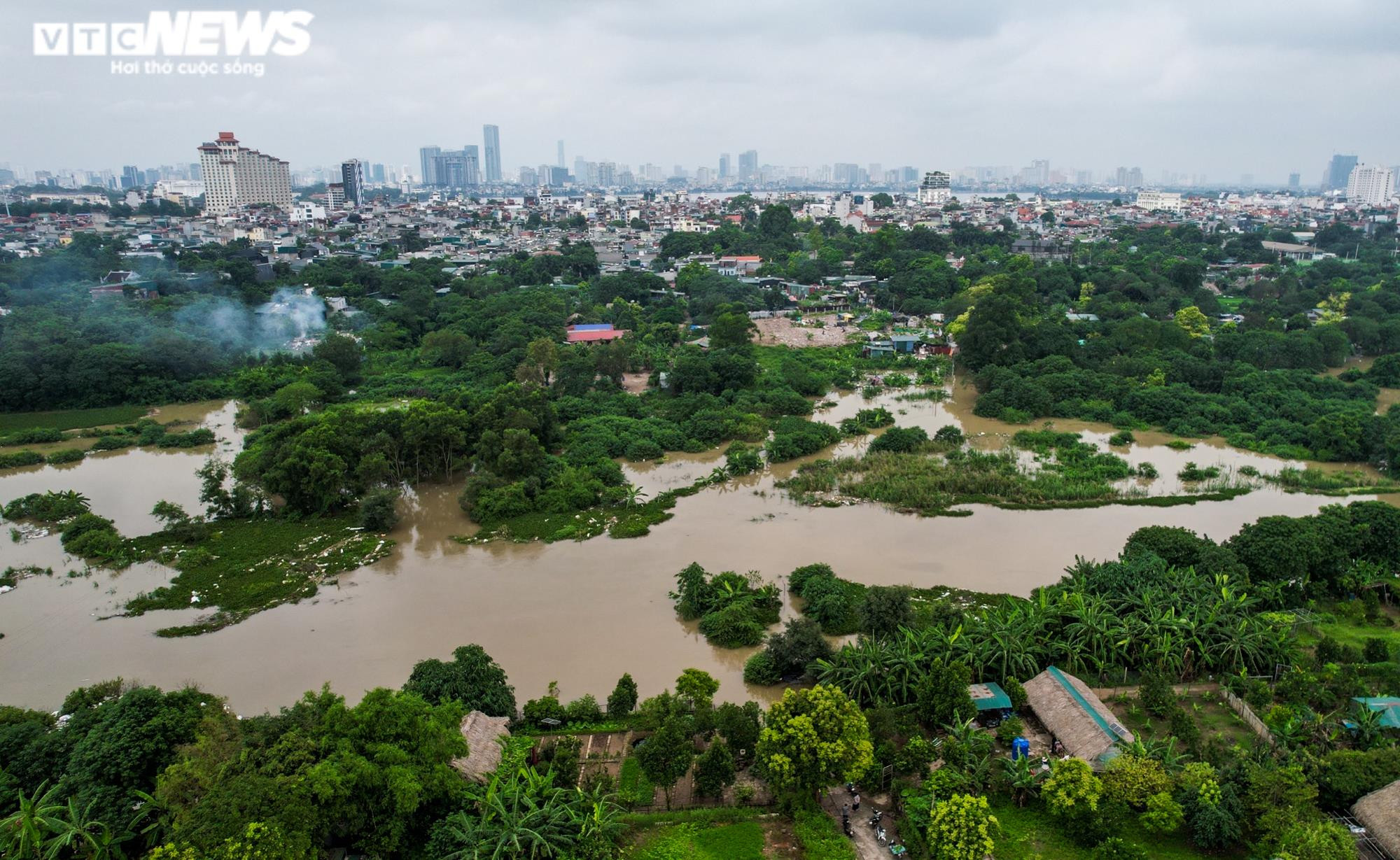 Kiếm tiền triệu mỗi ngày nhờ đưa khách qua đoạn bãi giữa sông Hồng ngập nước - 1