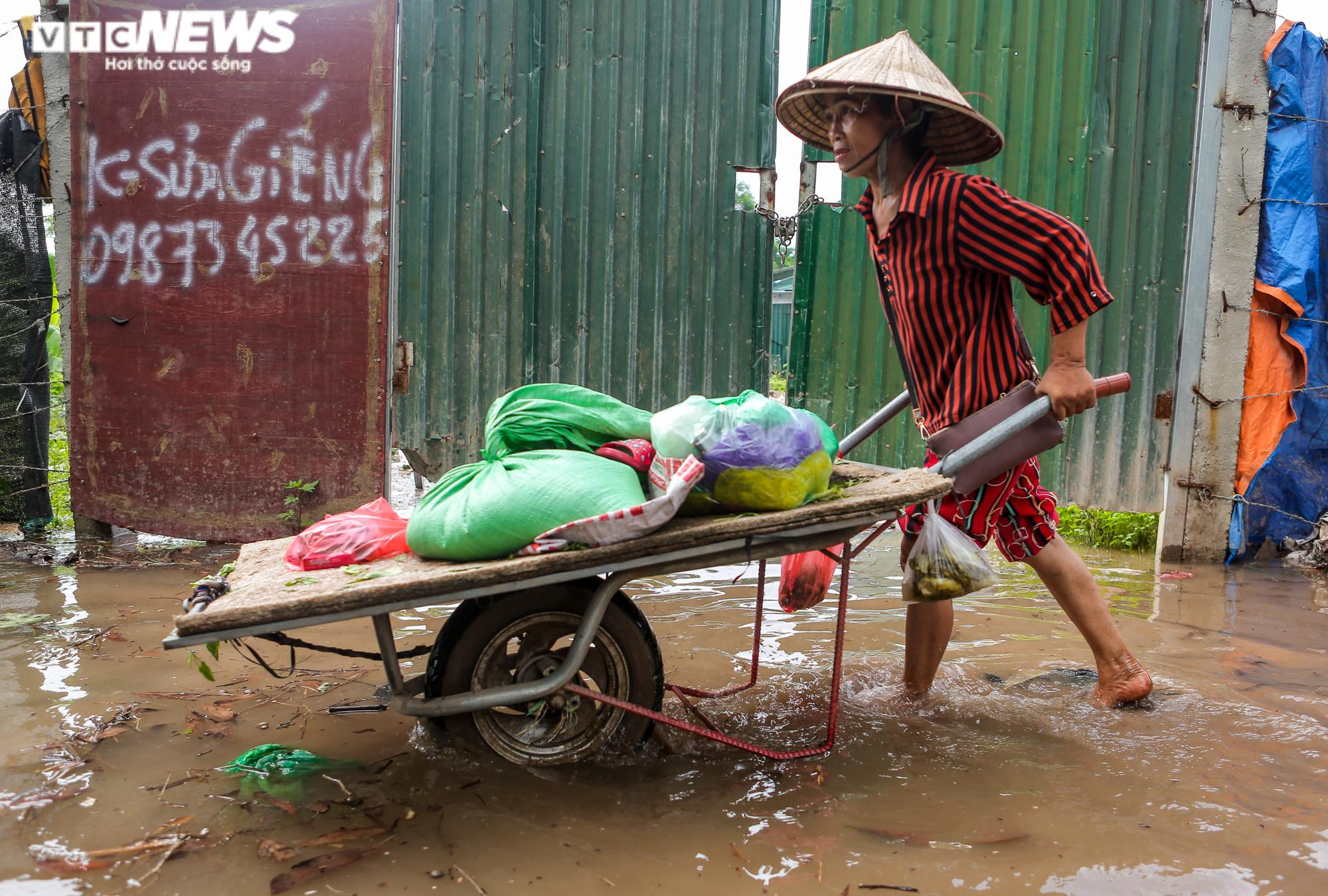 Kiếm tiền triệu mỗi ngày nhờ đưa khách qua đoạn bãi giữa sông Hồng ngập nước - 2