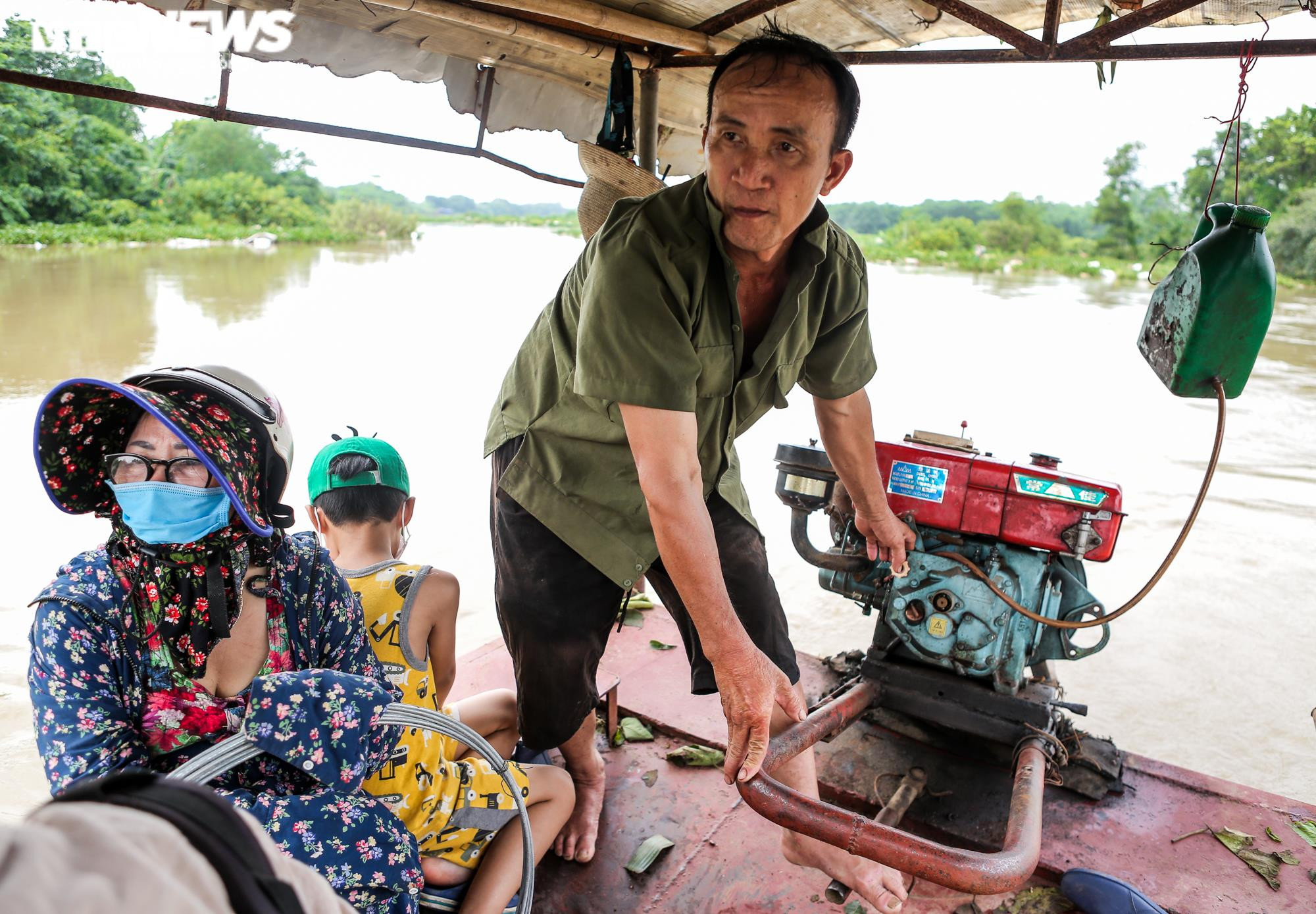 Kiếm tiền triệu mỗi ngày nhờ đưa khách qua đoạn bãi giữa sông Hồng ngập nước - 5