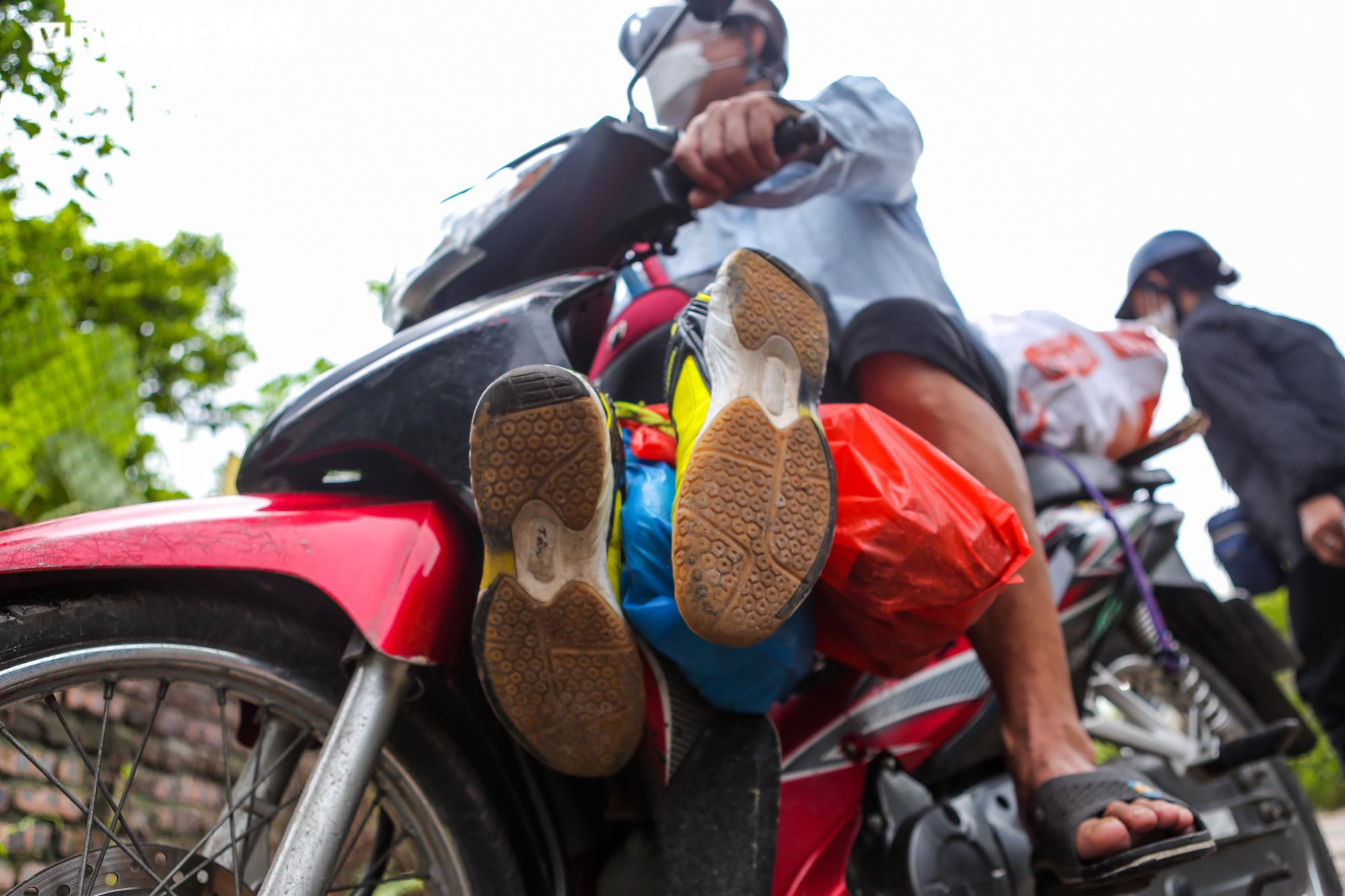 Kiếm tiền triệu mỗi ngày nhờ đưa khách qua đoạn bãi giữa sông Hồng ngập nước - 3