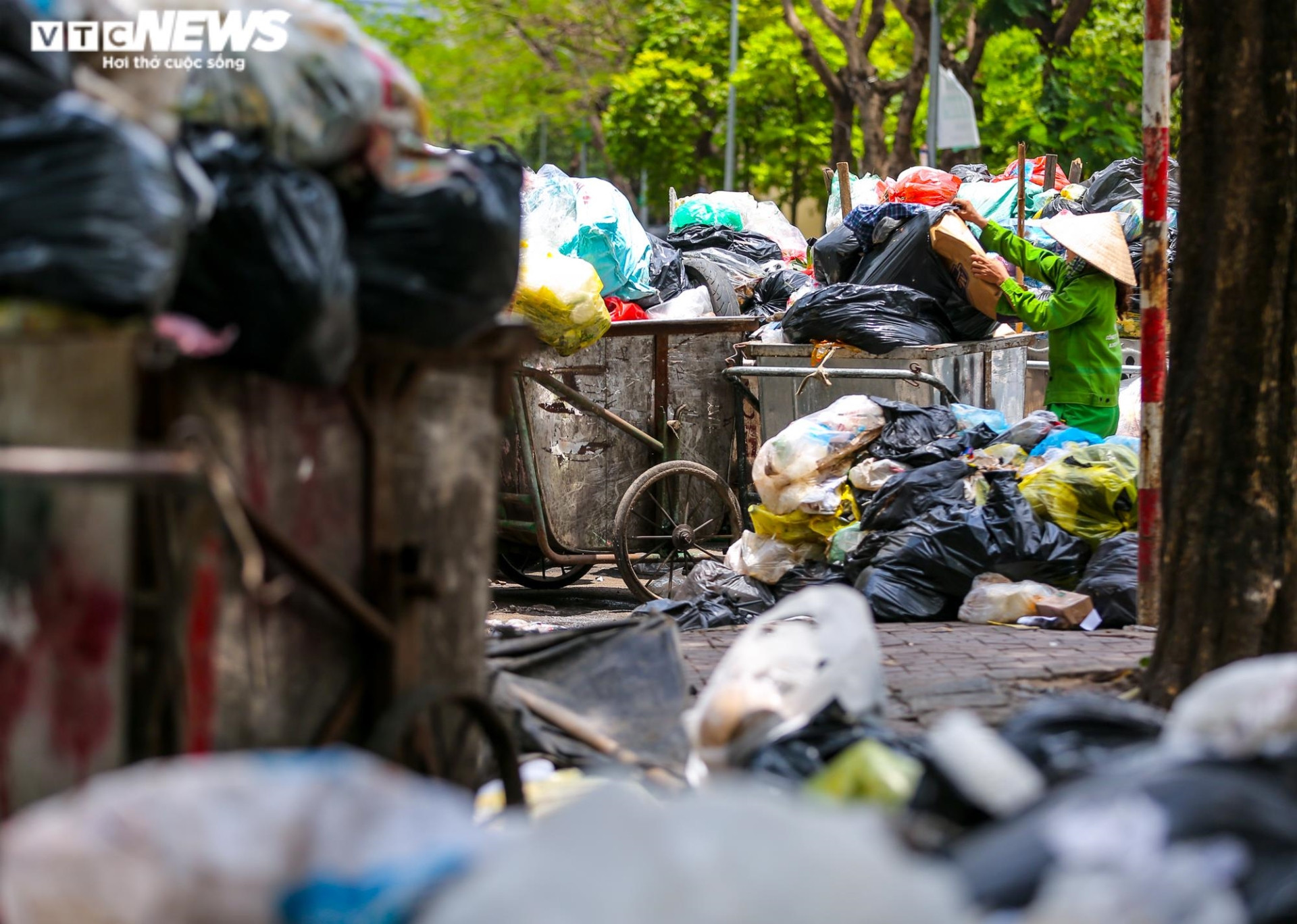 Ảnh: Rác thải chất đống, bốc mùi hôi thối trên nhiều tuyến phố Hà Nội - 8