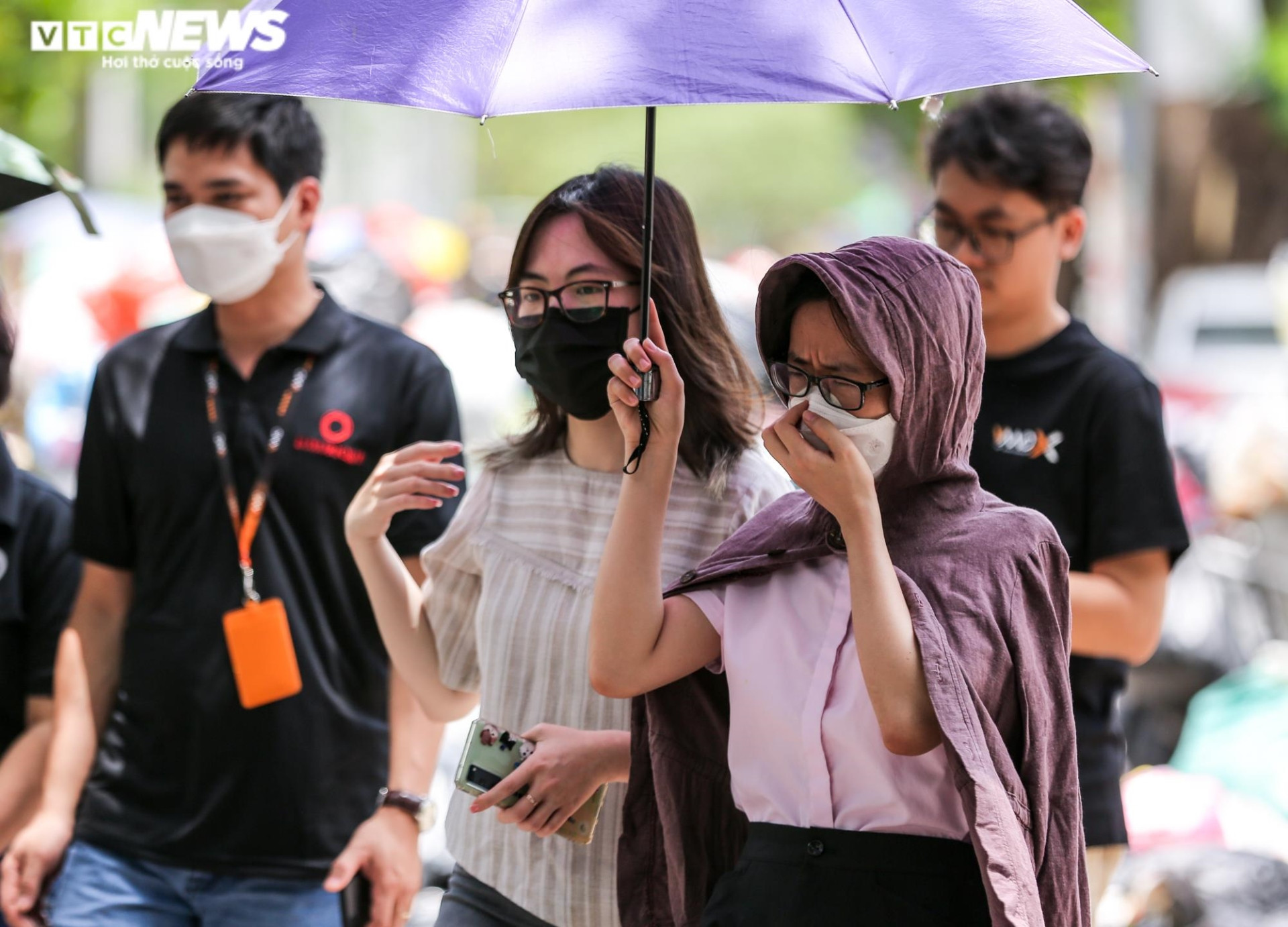 Ảnh: Rác thải chất đống, bốc mùi hôi thối trên nhiều tuyến phố Hà Nội - 5