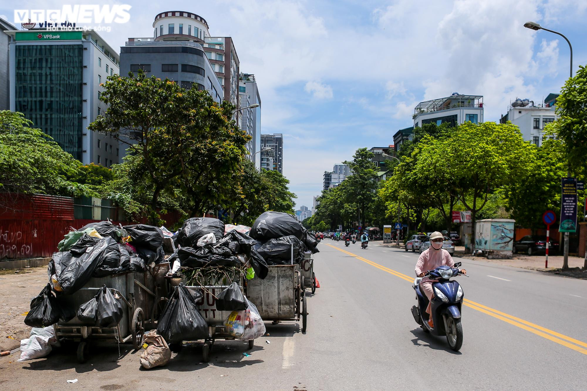 Ảnh: Rác thải chất đống, bốc mùi hôi thối trên nhiều tuyến phố Hà Nội - 9