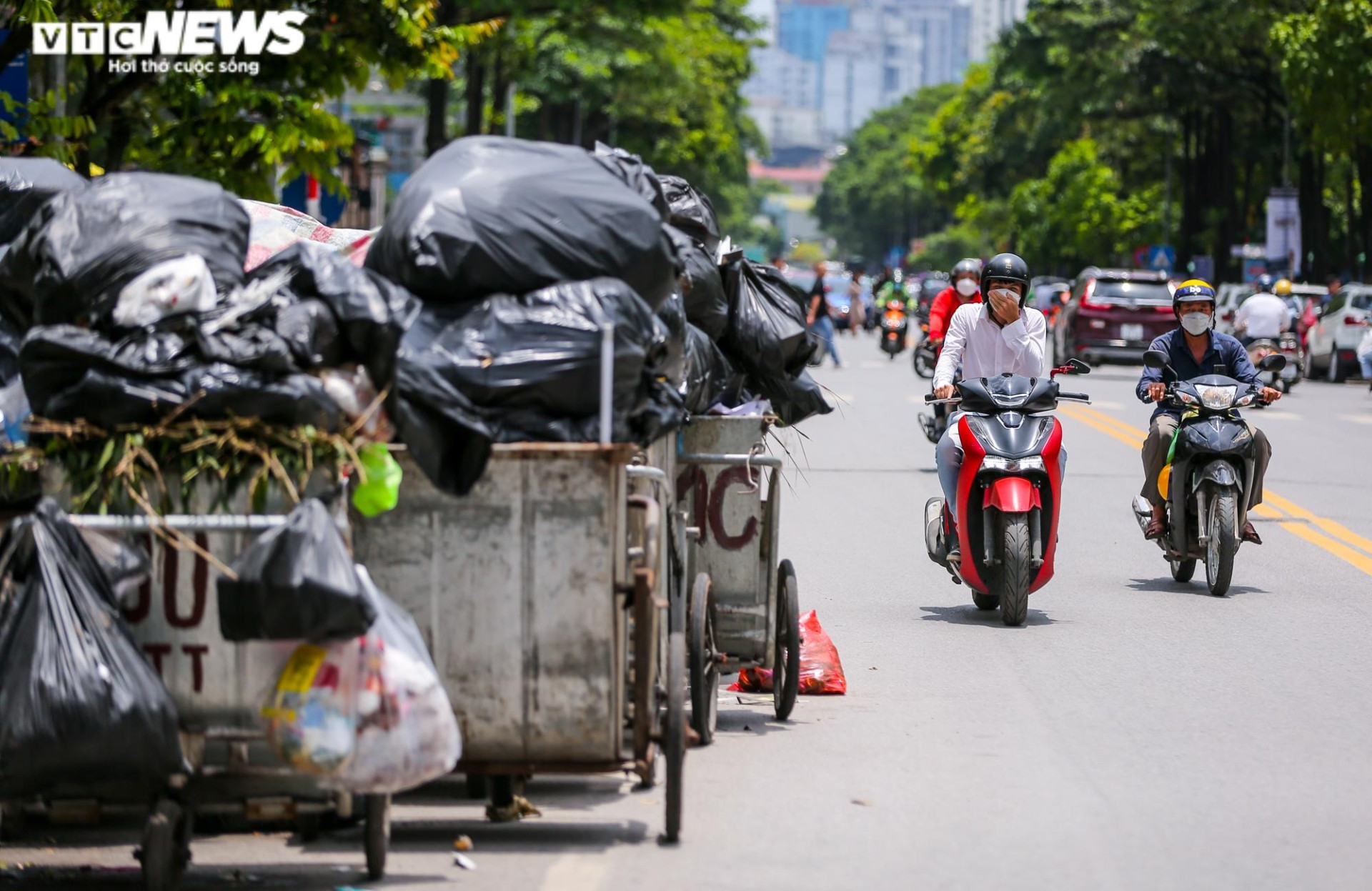 Ảnh: Rác thải chất đống, bốc mùi hôi thối trên nhiều tuyến phố Hà Nội - 10