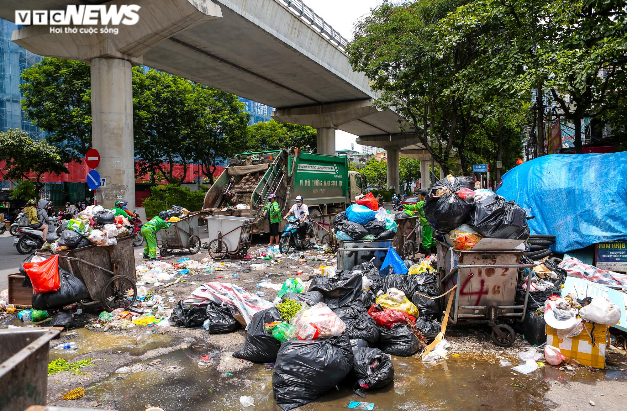 Ảnh: Rác thải chất đống, bốc mùi hôi thối trên nhiều tuyến phố Hà Nội - 11