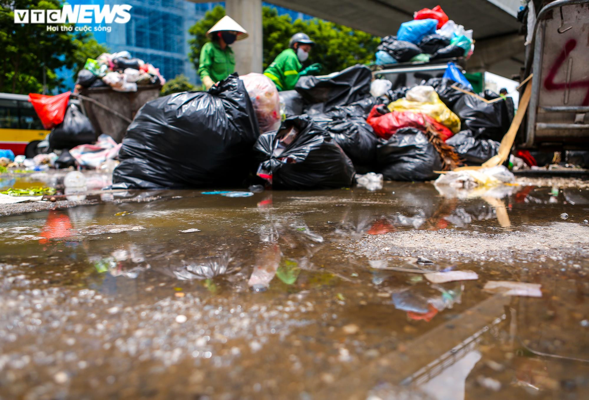 Ảnh: Rác thải chất đống, bốc mùi hôi thối trên nhiều tuyến phố Hà Nội - 12