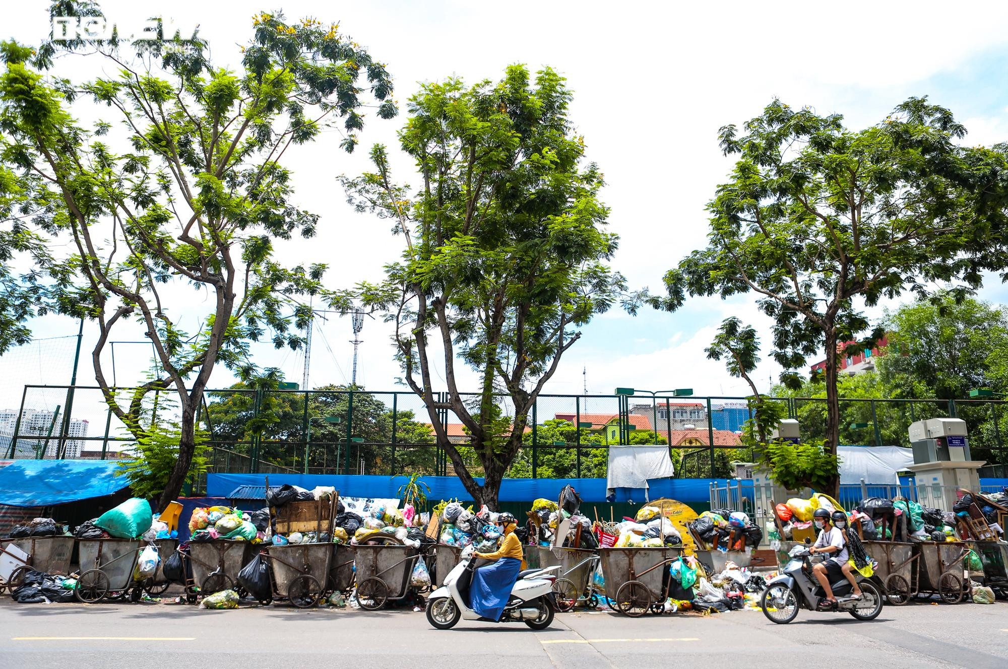 Ảnh: Rác thải chất đống, bốc mùi hôi thối trên nhiều tuyến phố Hà Nội - 14
