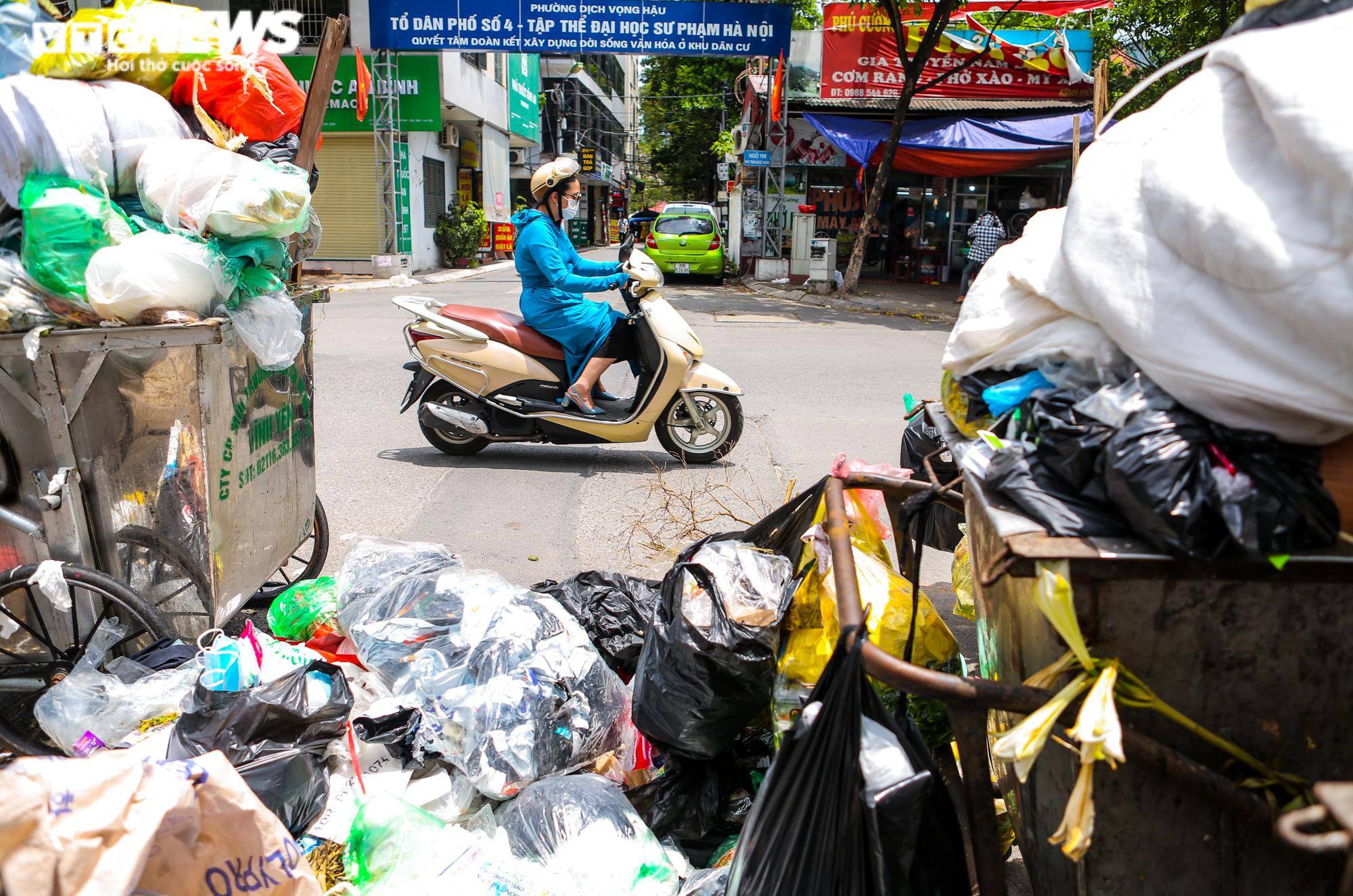 Ảnh: Rác thải chất đống, bốc mùi hôi thối trên nhiều tuyến phố Hà Nội - 15