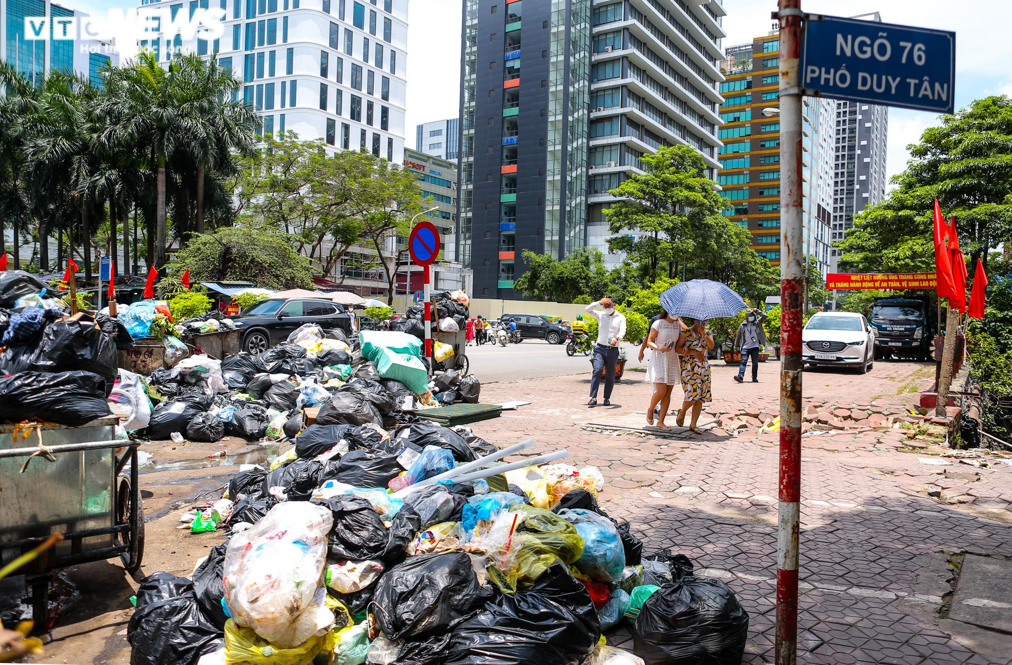 Ảnh: Rác thải chất đống, bốc mùi hôi thối trên nhiều tuyến phố Hà Nội - 1