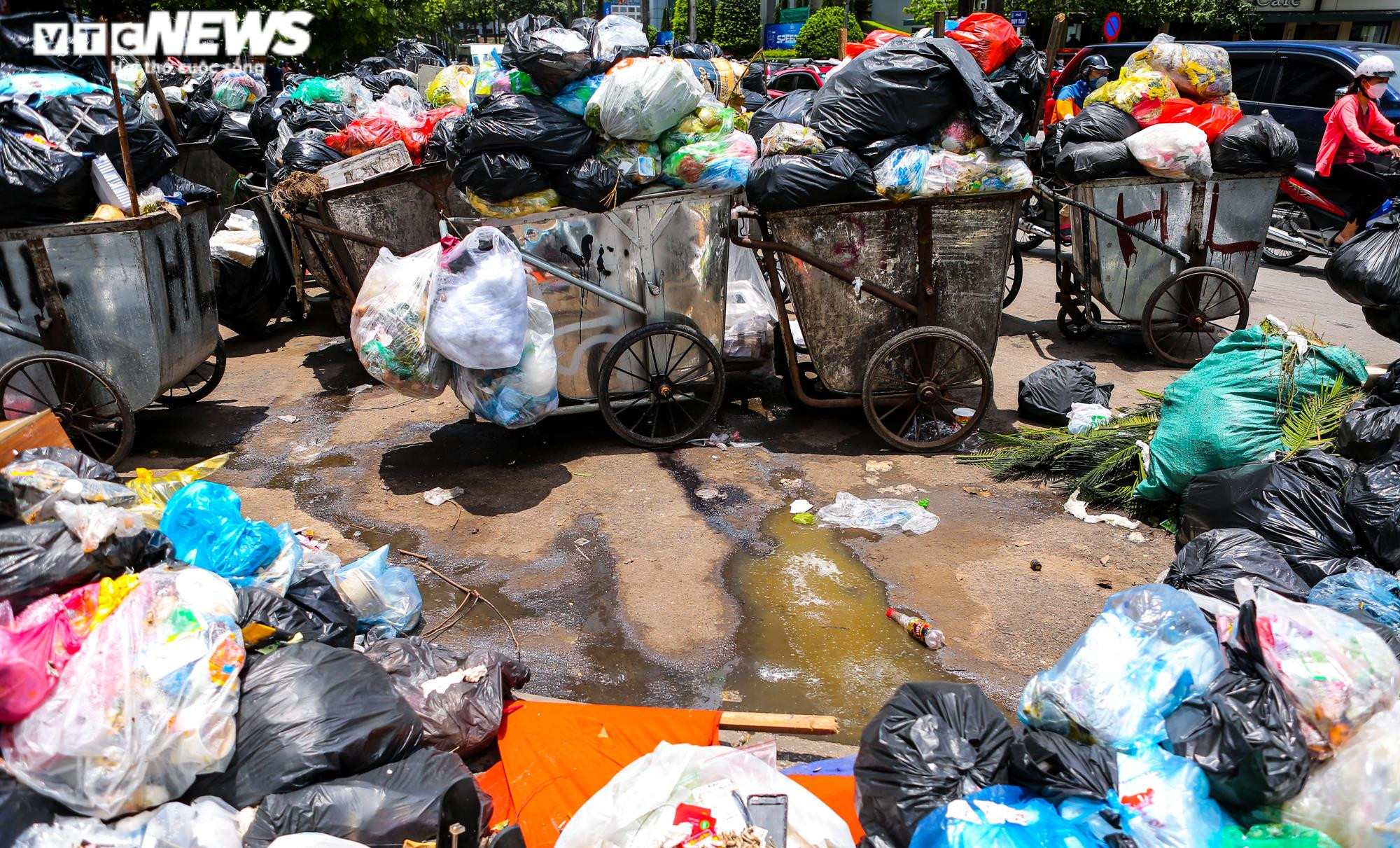 Ảnh: Rác thải chất đống, bốc mùi hôi thối trên nhiều tuyến phố Hà Nội - 7