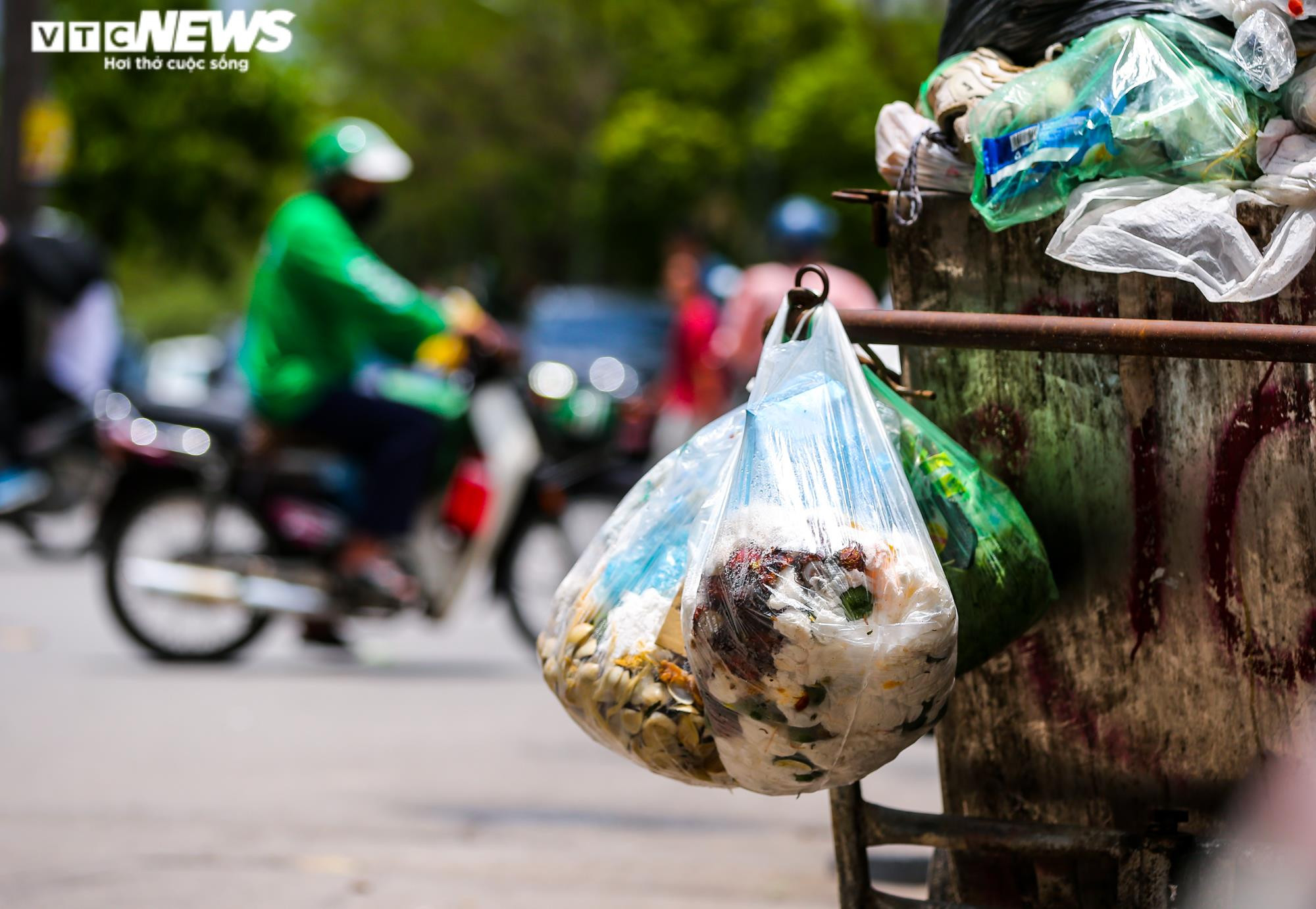 Ảnh: Rác thải chất đống, bốc mùi hôi thối trên nhiều tuyến phố Hà Nội - 3