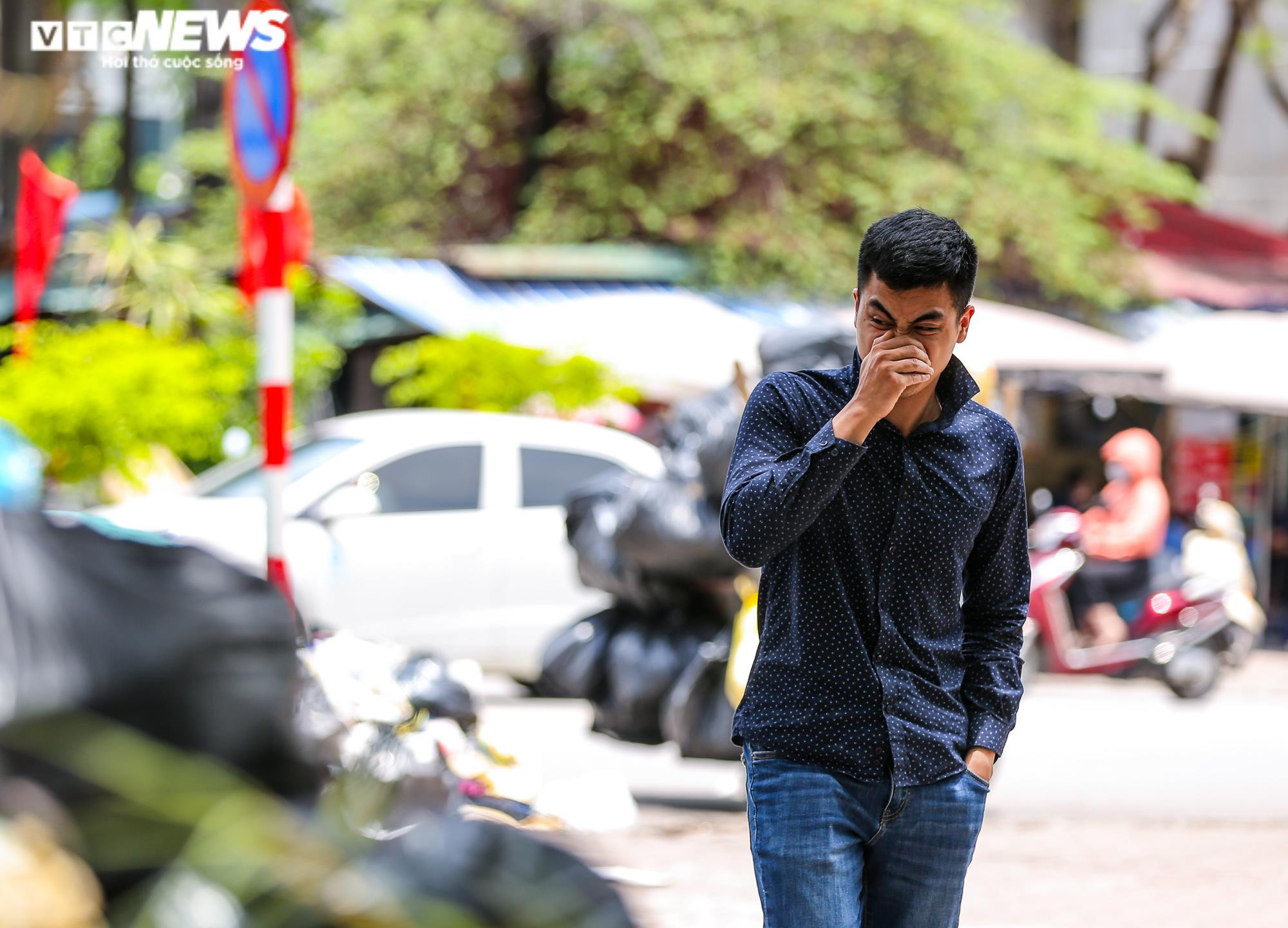 Ảnh: Rác thải chất đống, bốc mùi hôi thối trên nhiều tuyến phố Hà Nội - 6