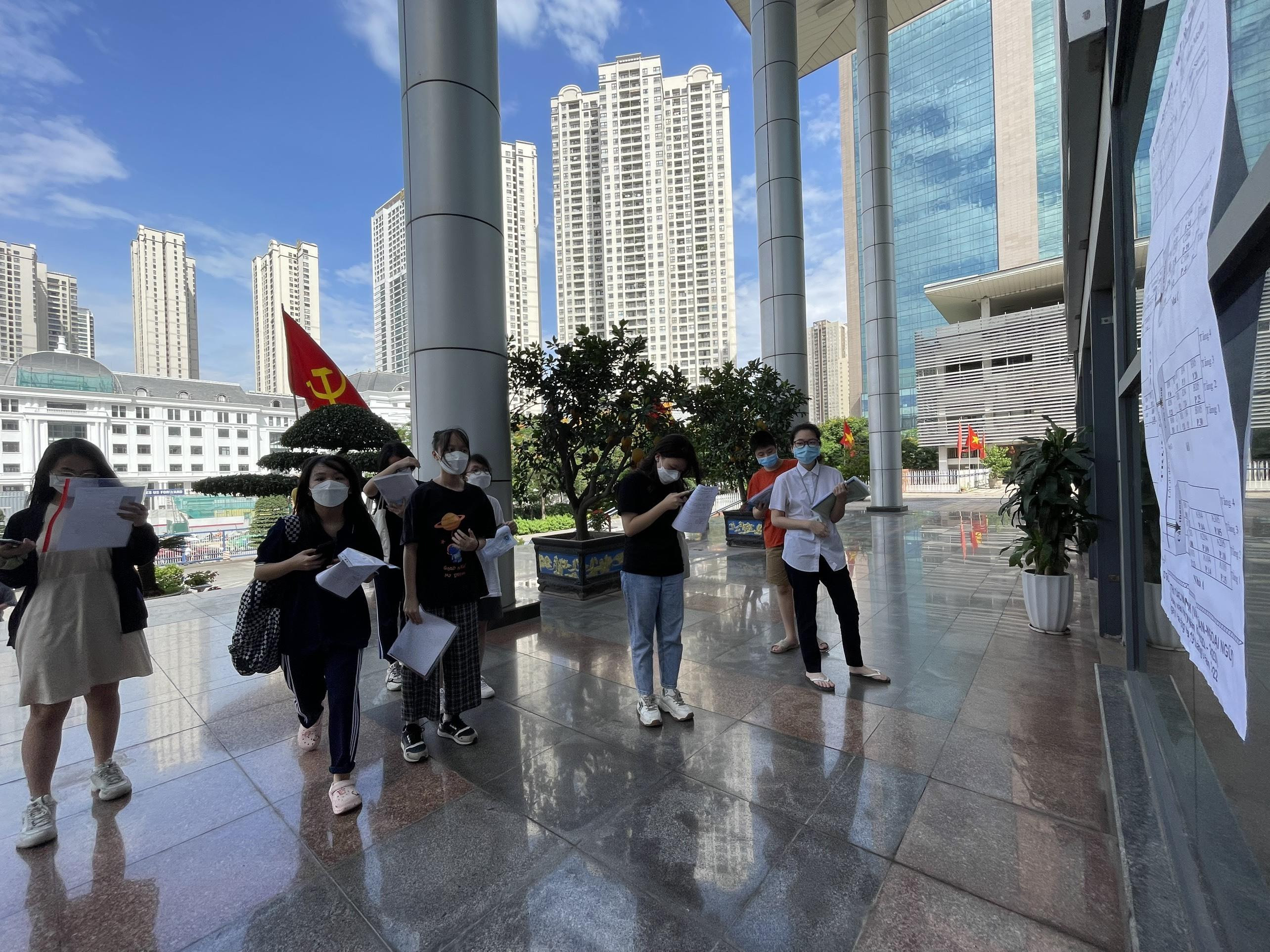 Hình ảnh ấn tượng khép lại kỳ thi lớp 10 Hà Nội với tỷ lệ chọi cao kỷ lục - 1