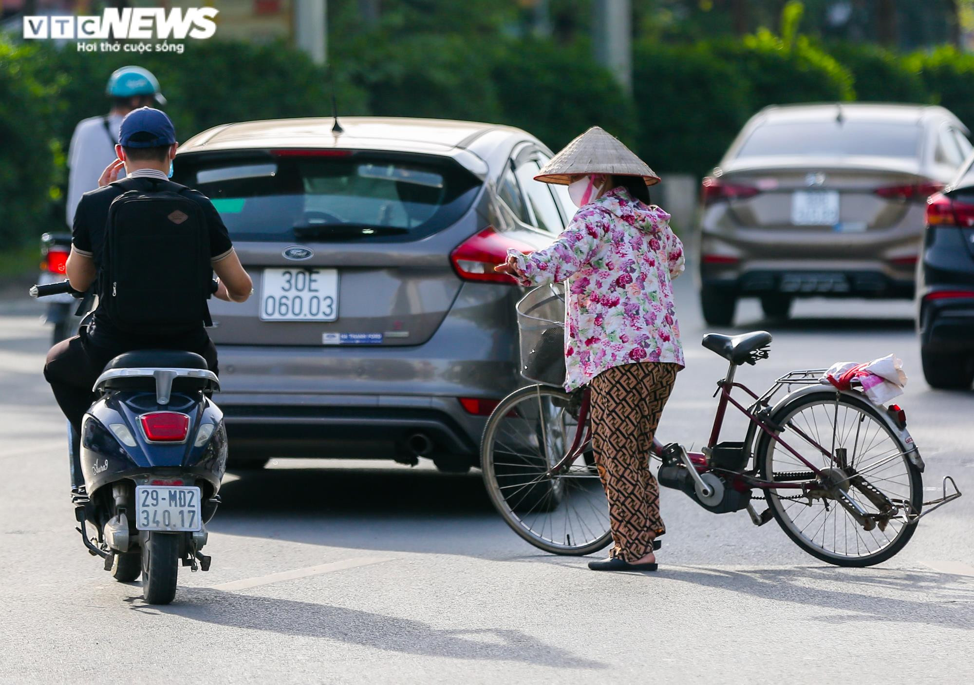 Giao thông ùn tắc tại một số điểm phân luồng ở Hà Nội ngày đầu tuần - 7