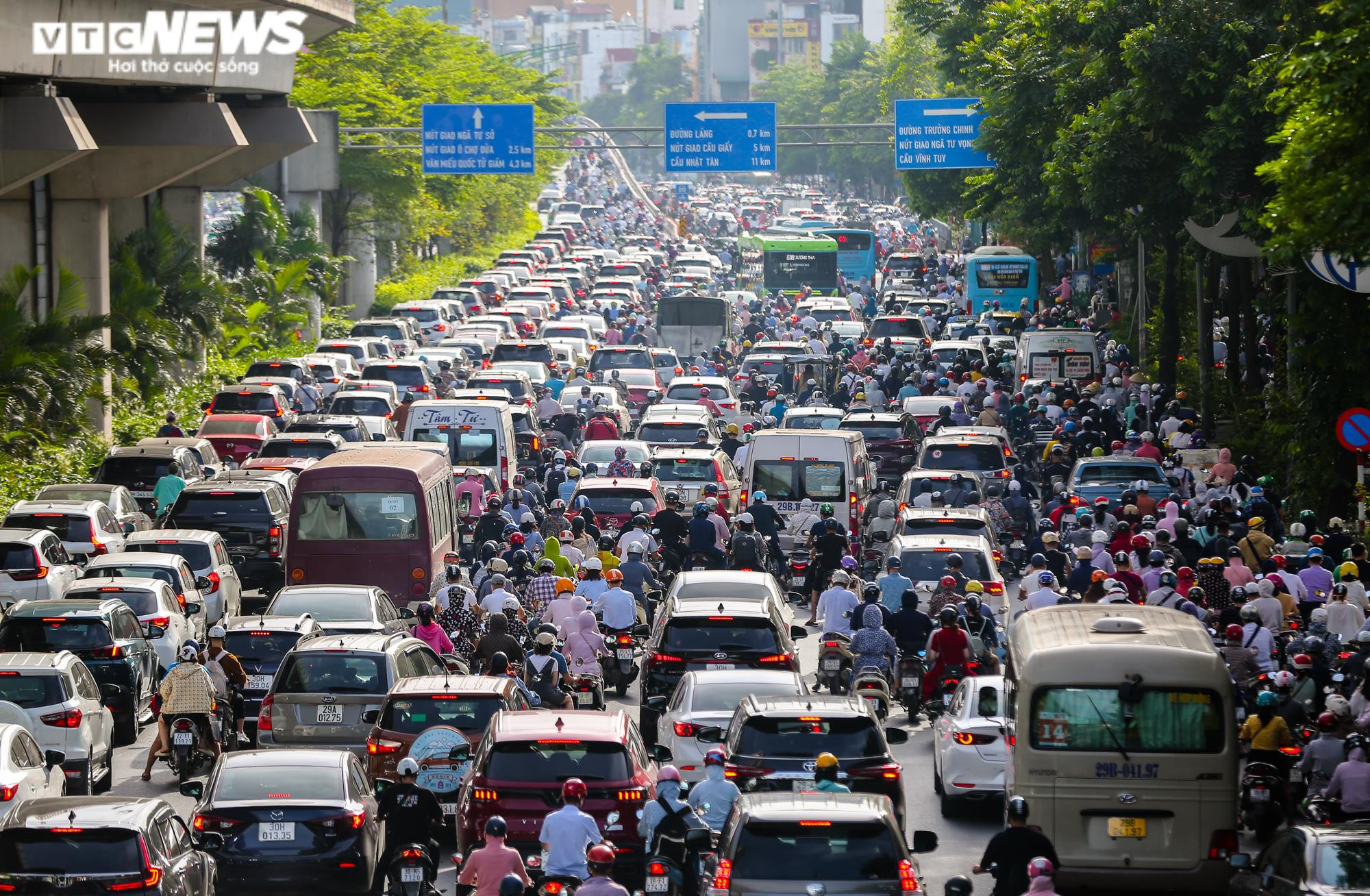 Giao thông ùn tắc tại một số điểm phân luồng ở Hà Nội ngày đầu tuần - 11