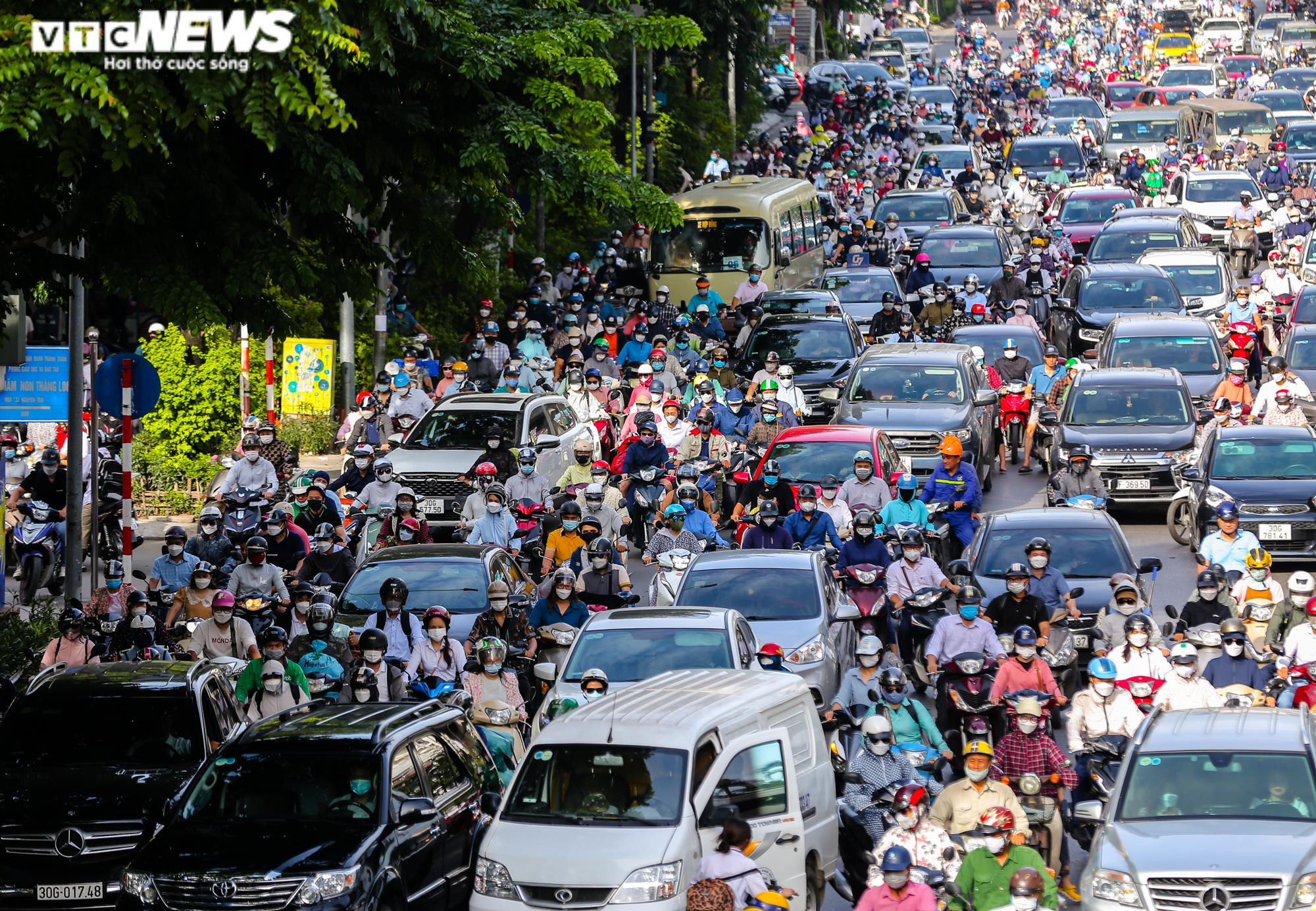 Giao thông ùn tắc tại một số điểm phân luồng ở Hà Nội ngày đầu tuần - 10