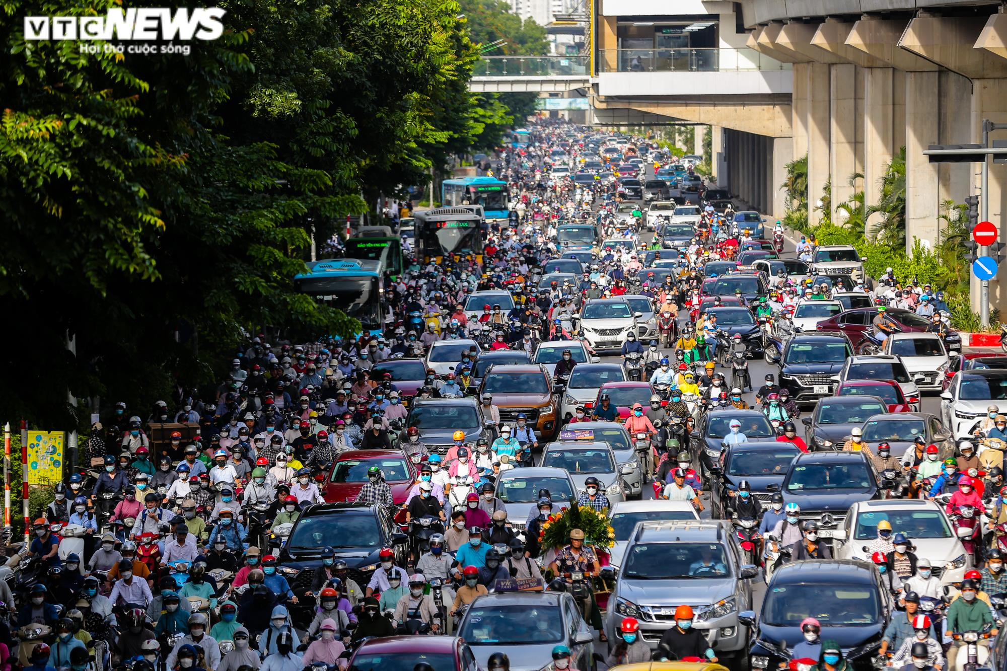 Giao thông ùn tắc tại một số điểm phân luồng ở Hà Nội ngày đầu tuần - 9
