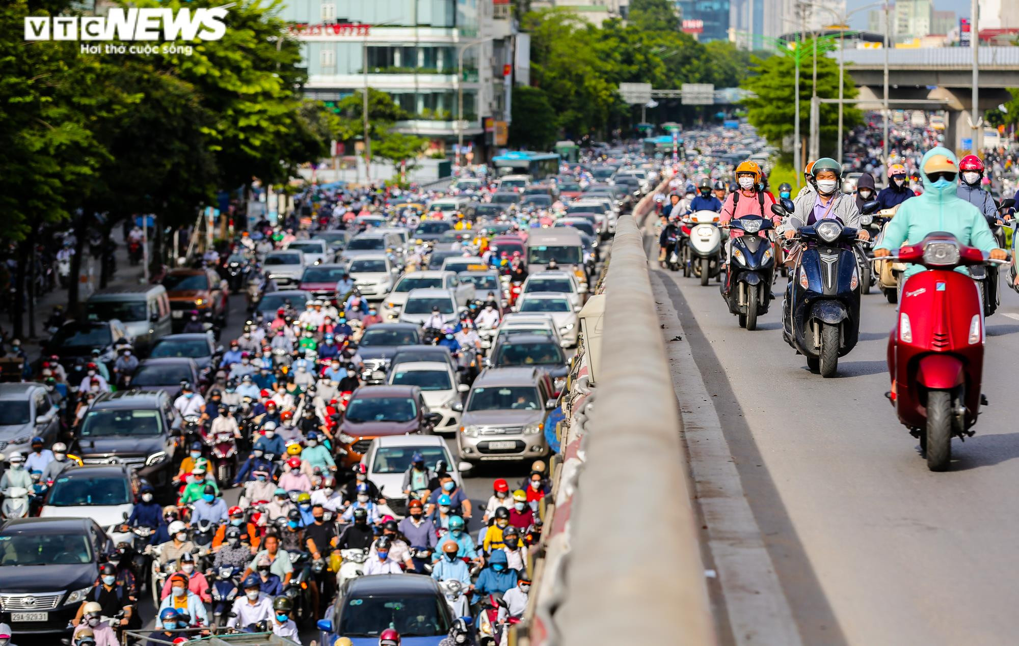 Giao thông ùn tắc tại một số điểm phân luồng ở Hà Nội ngày đầu tuần - 3