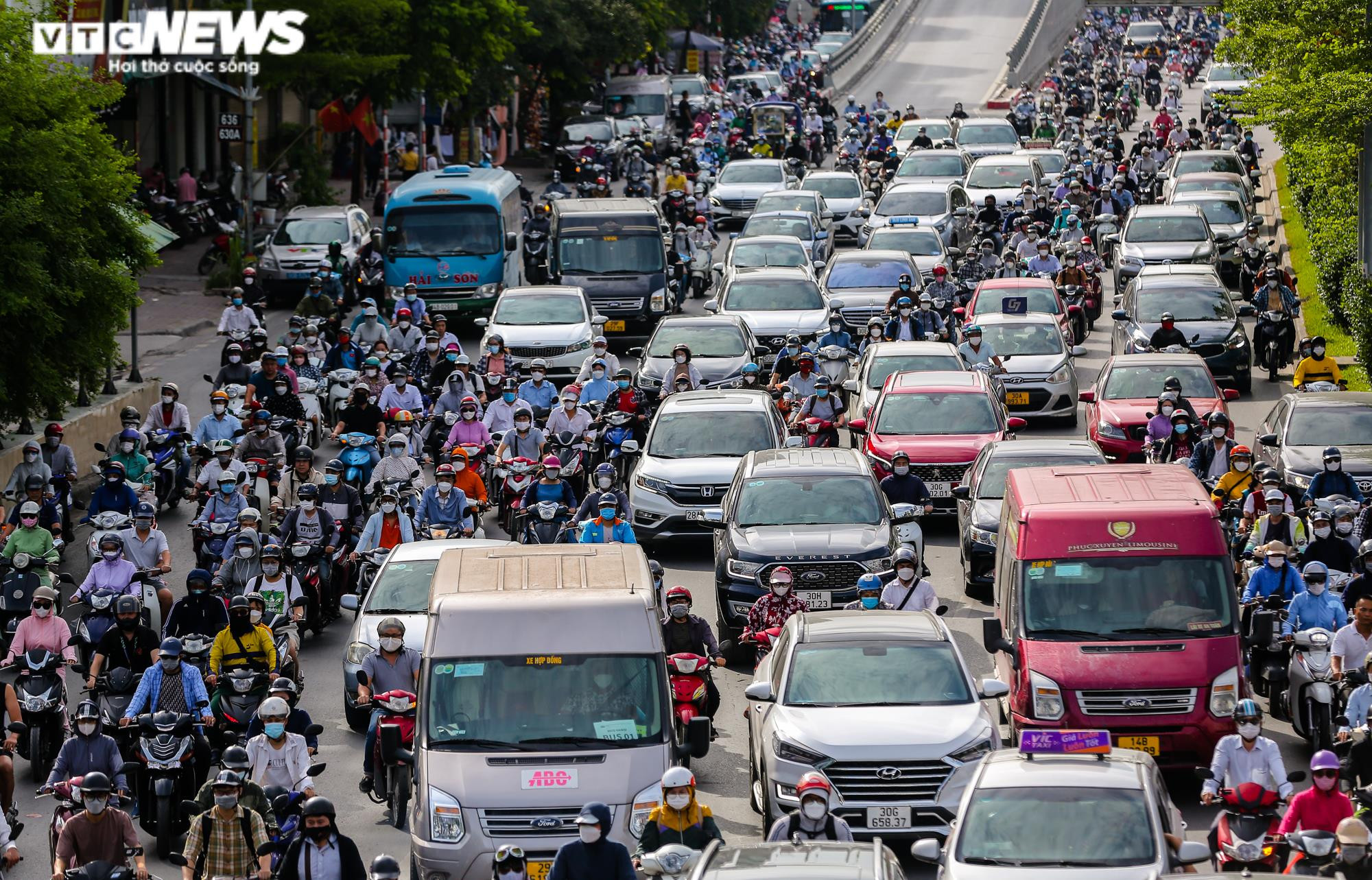 Giao thông ùn tắc tại một số điểm phân luồng ở Hà Nội ngày đầu tuần - 4