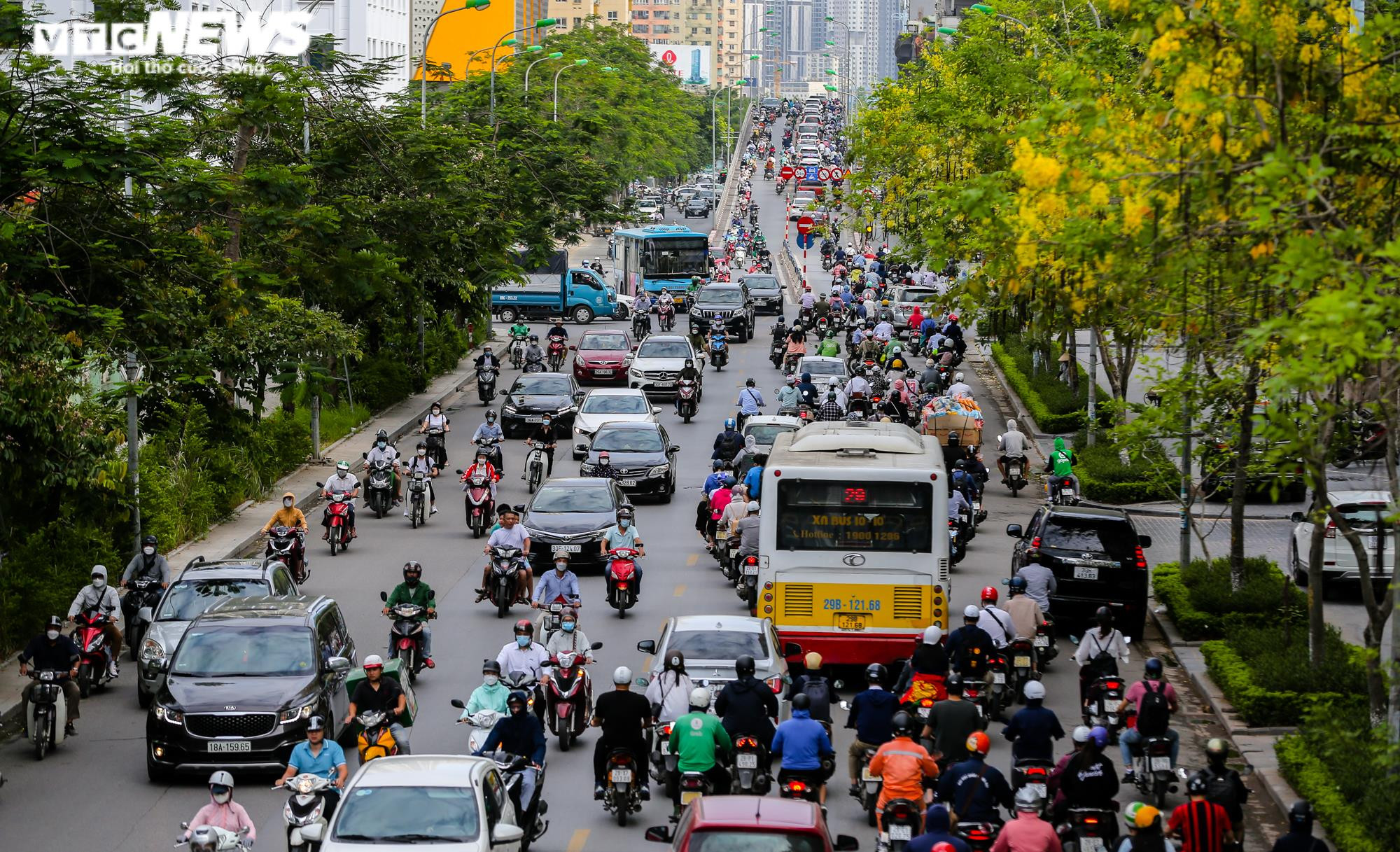 Giao thông ùn tắc tại một số điểm phân luồng ở Hà Nội ngày đầu tuần - 13