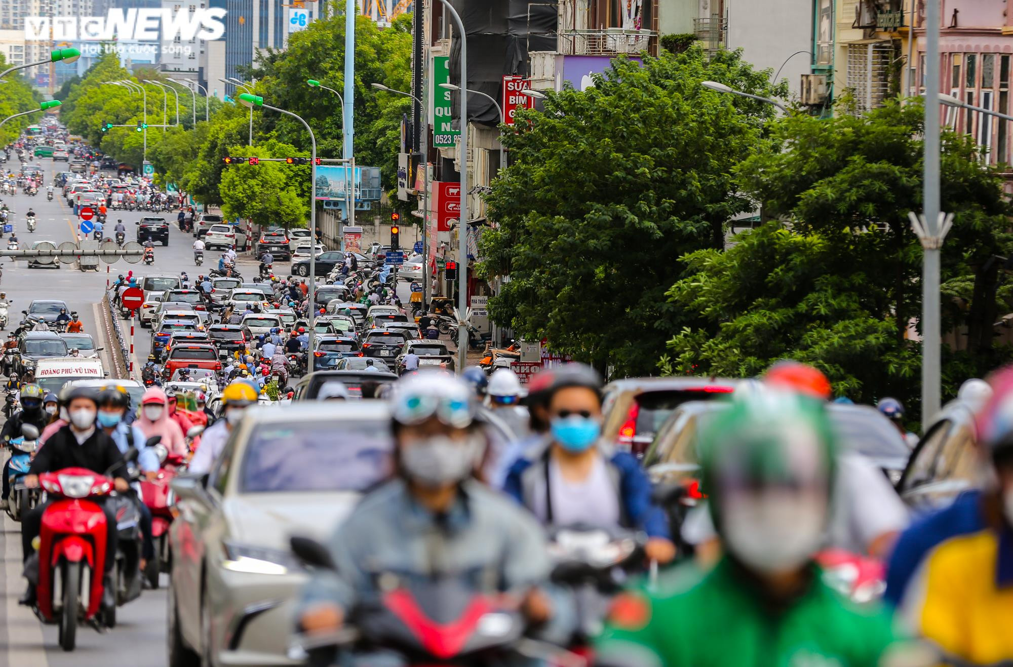 Giao thông ùn tắc tại một số điểm phân luồng ở Hà Nội ngày đầu tuần - 15