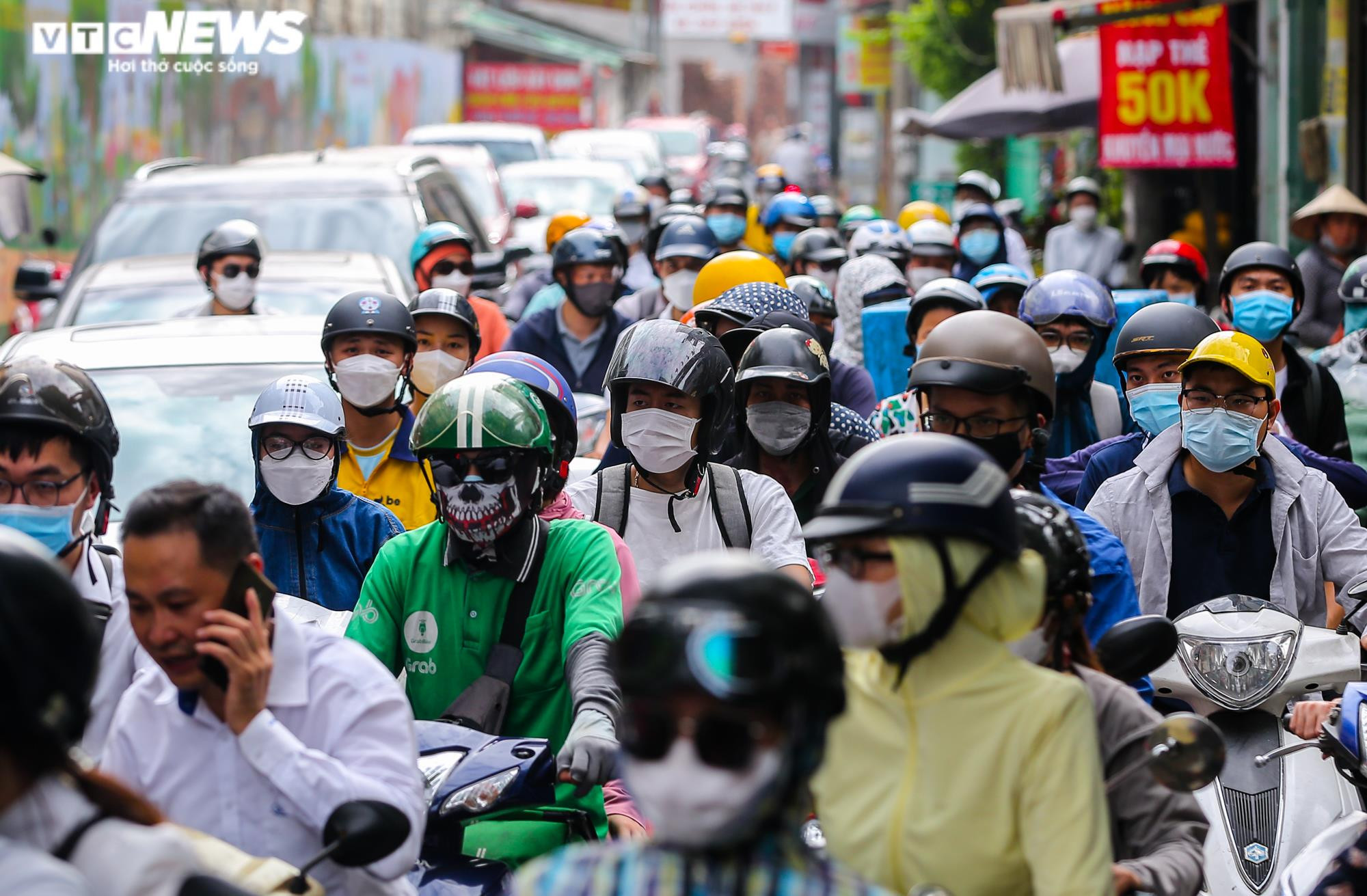 Giao thông ùn tắc tại một số điểm phân luồng ở Hà Nội ngày đầu tuần - 12