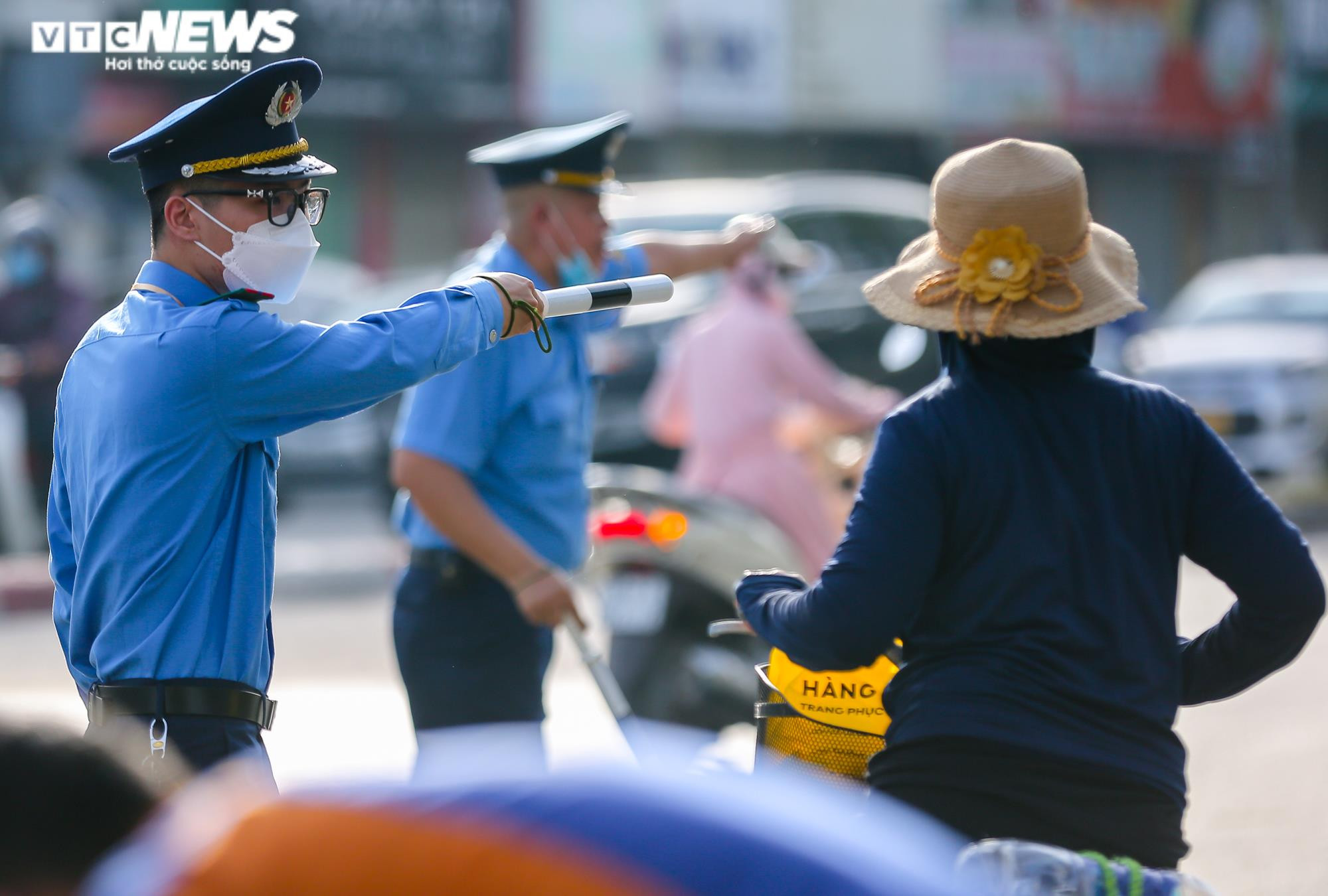 Giao thông ùn tắc tại một số điểm phân luồng ở Hà Nội ngày đầu tuần - 8