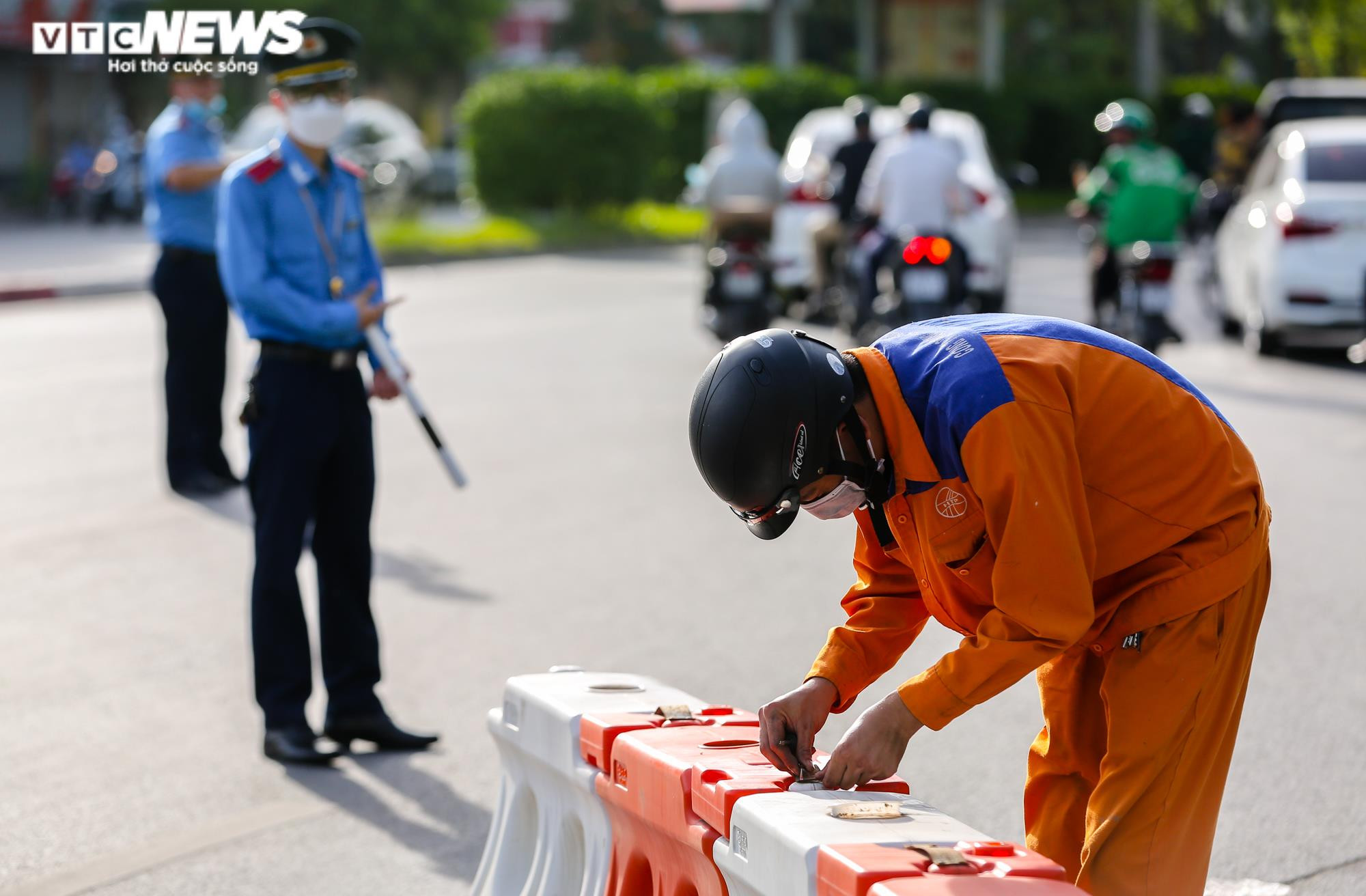 Giao thông ùn tắc tại một số điểm phân luồng ở Hà Nội ngày đầu tuần - 2