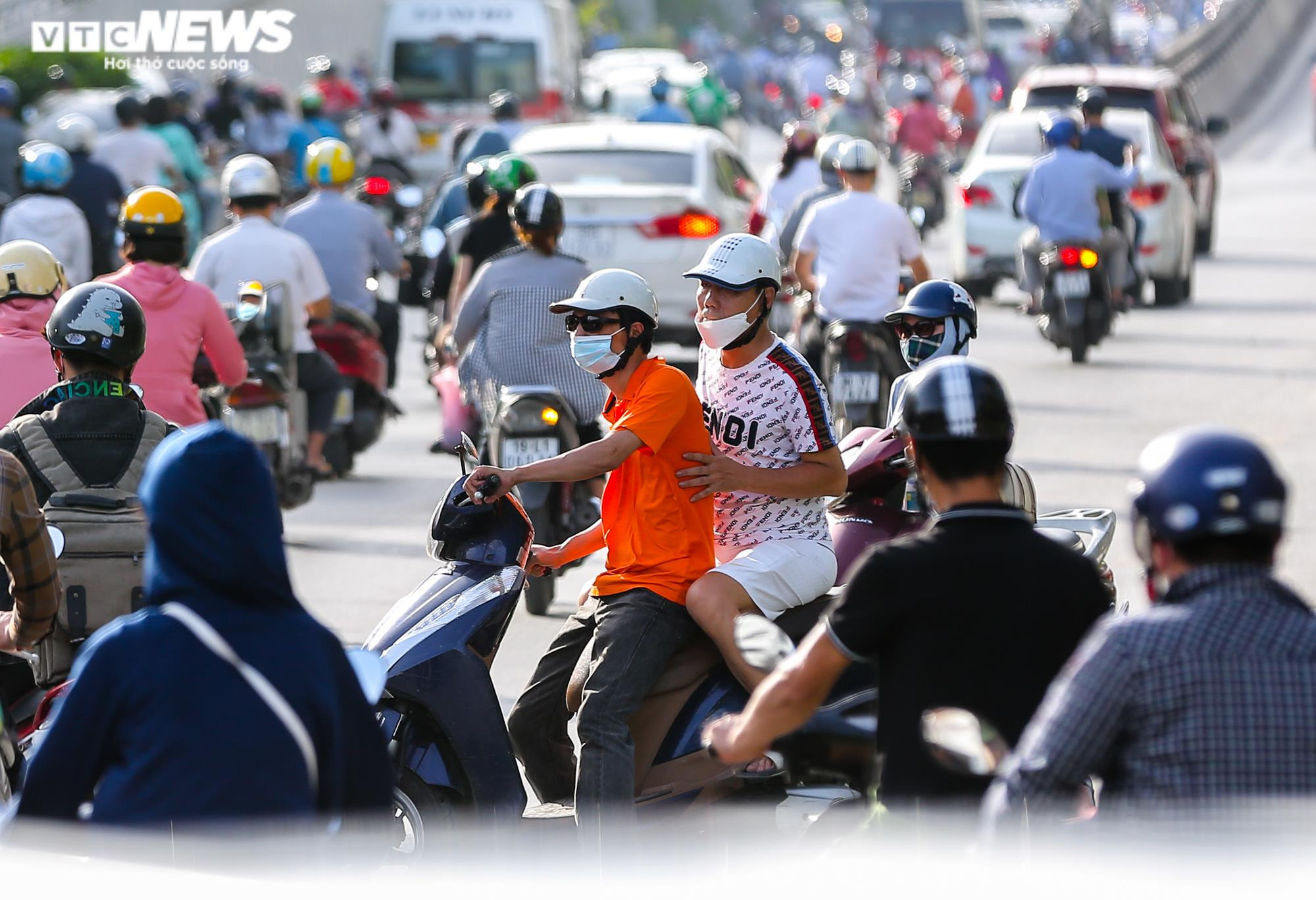 Giao thông ùn tắc tại một số điểm phân luồng ở Hà Nội ngày đầu tuần - 6