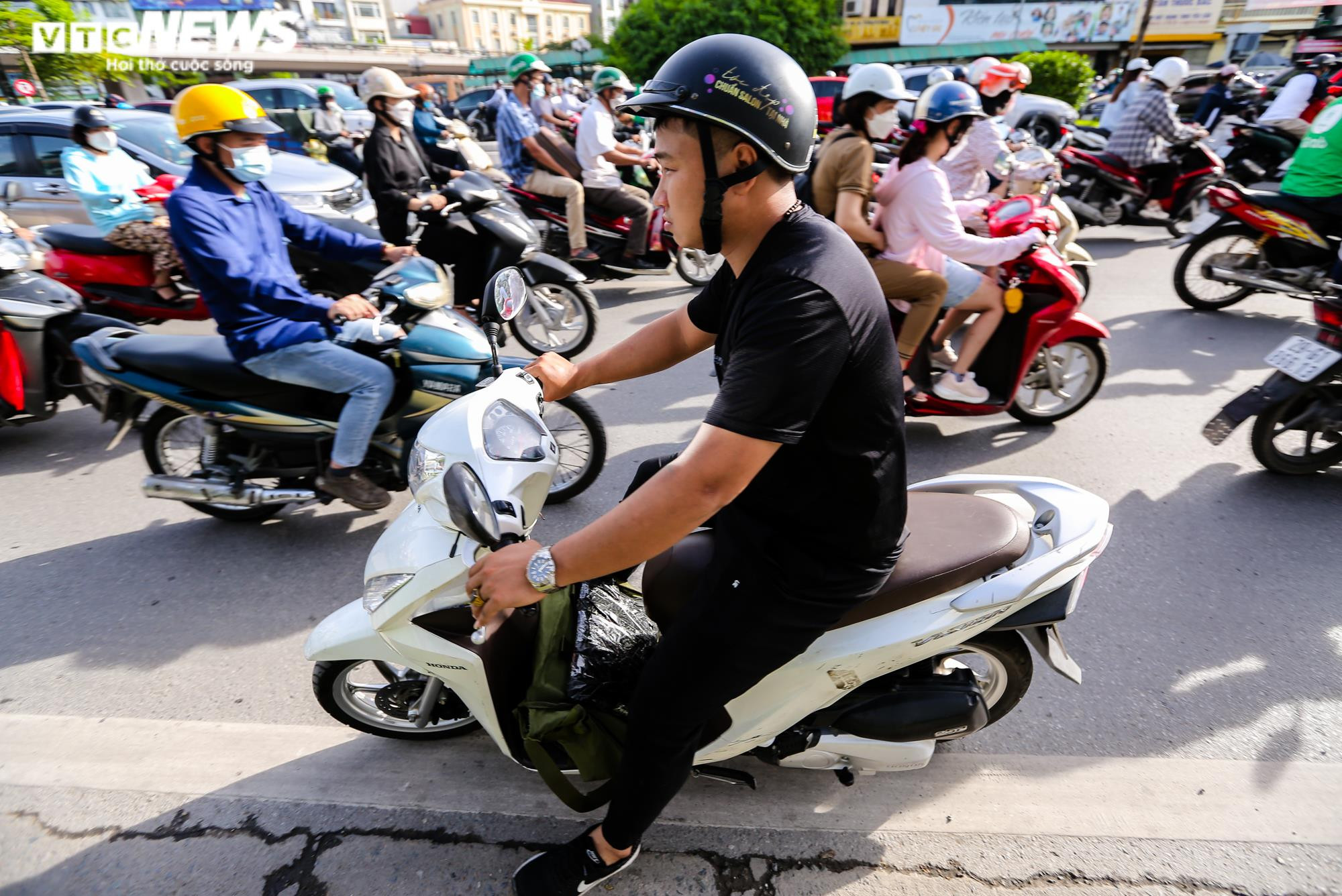 Giao thông ùn tắc tại một số điểm phân luồng ở Hà Nội ngày đầu tuần - 5