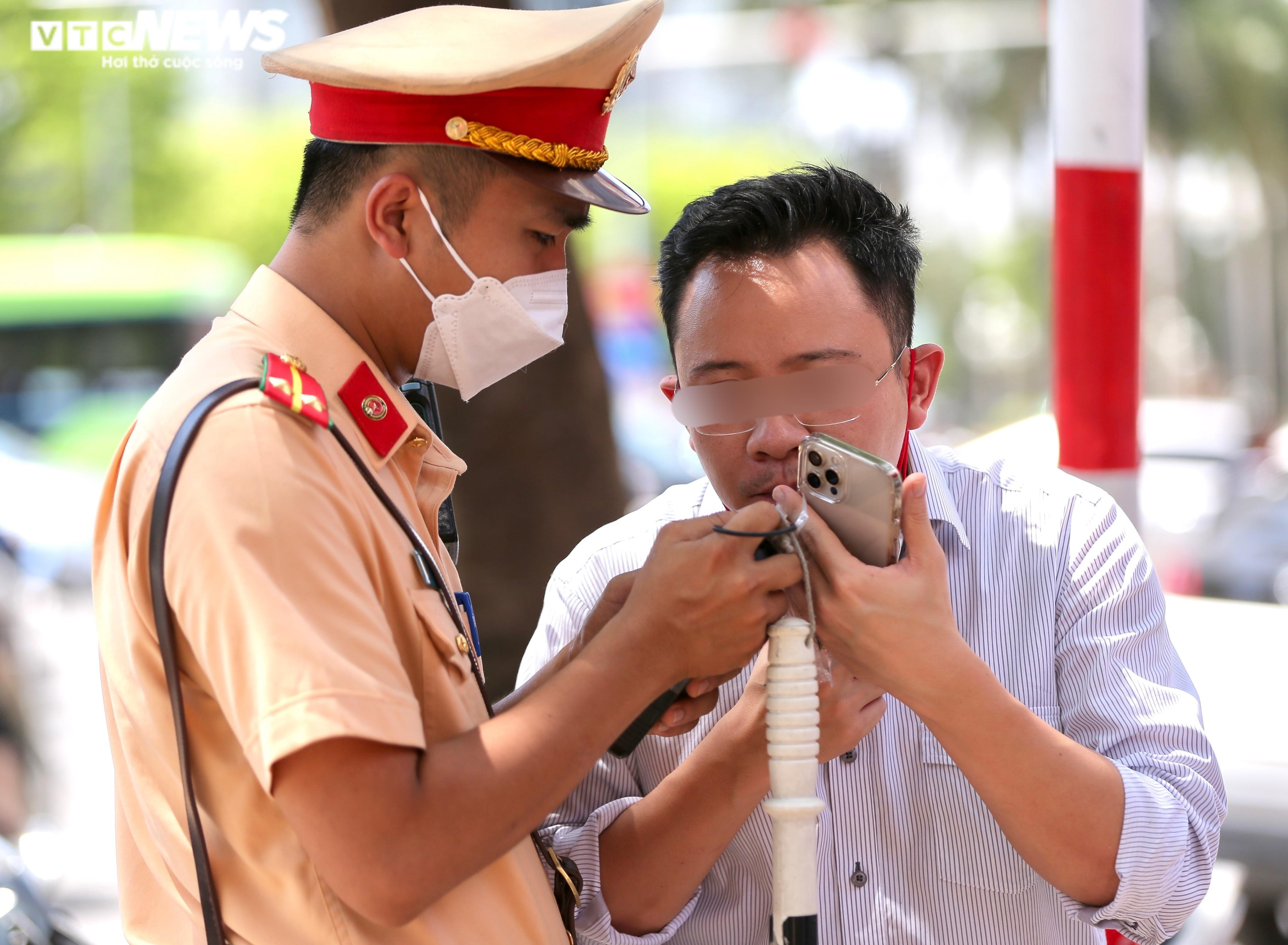 Ảnh: CSGT Hà Nội xử lý nhiều 'ma men' vô tư chở 3 không đội mũ bảo hiểm - 5