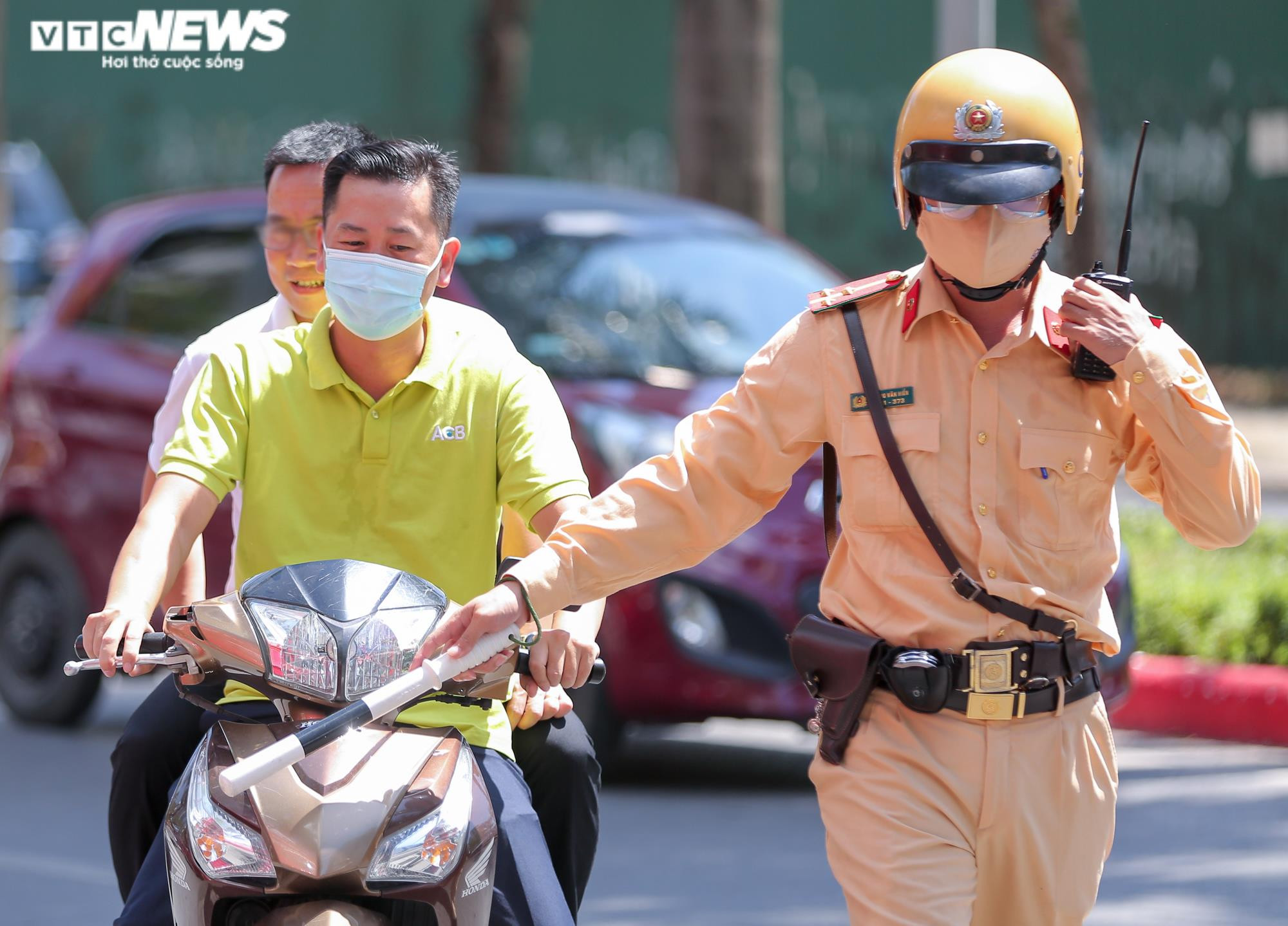 Ảnh: CSGT Hà Nội xử lý nhiều 'ma men' vô tư chở 3 không đội mũ bảo hiểm - 3