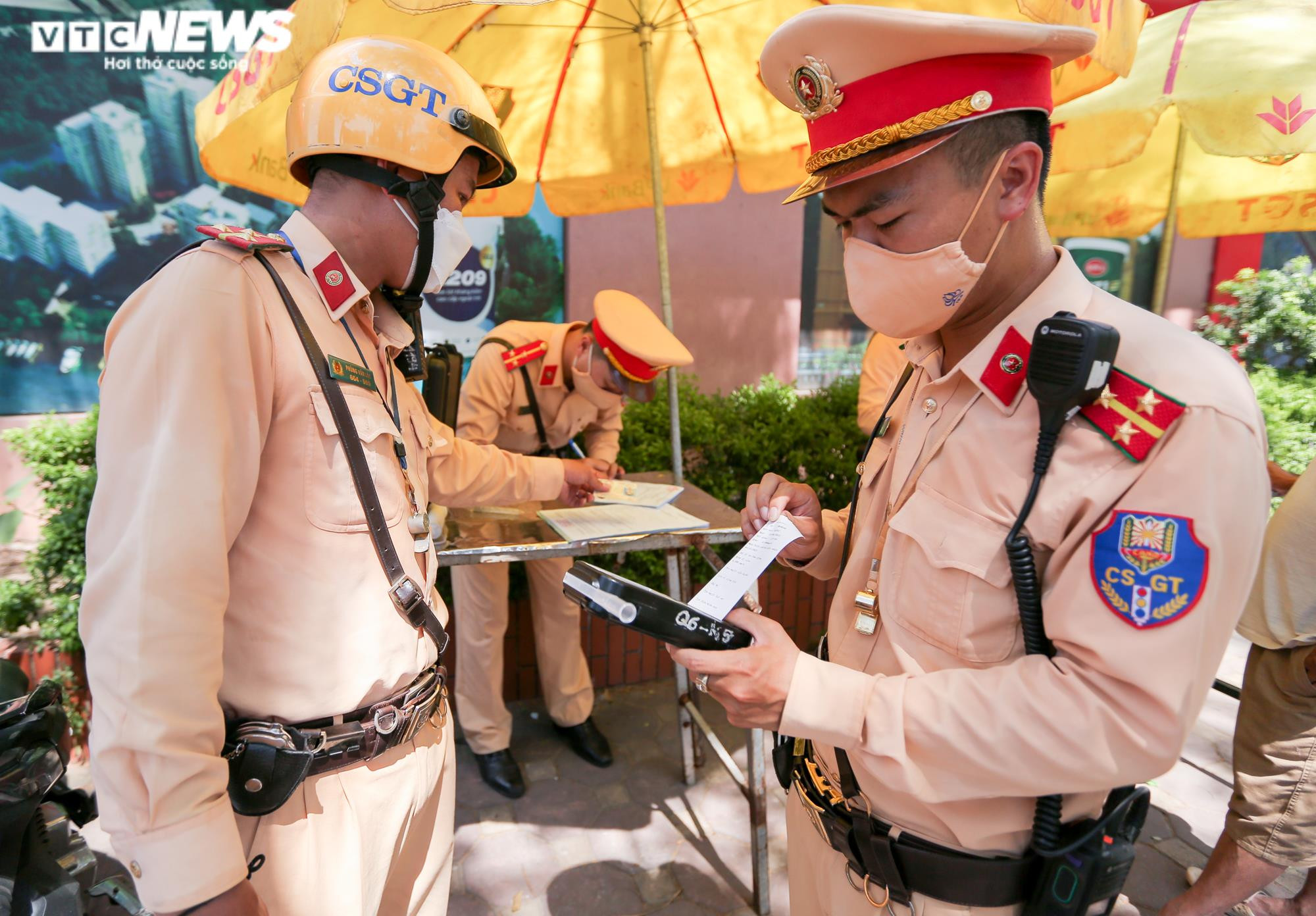 Ảnh: CSGT Hà Nội xử lý nhiều 'ma men' vô tư chở 3 không đội mũ bảo hiểm - 13