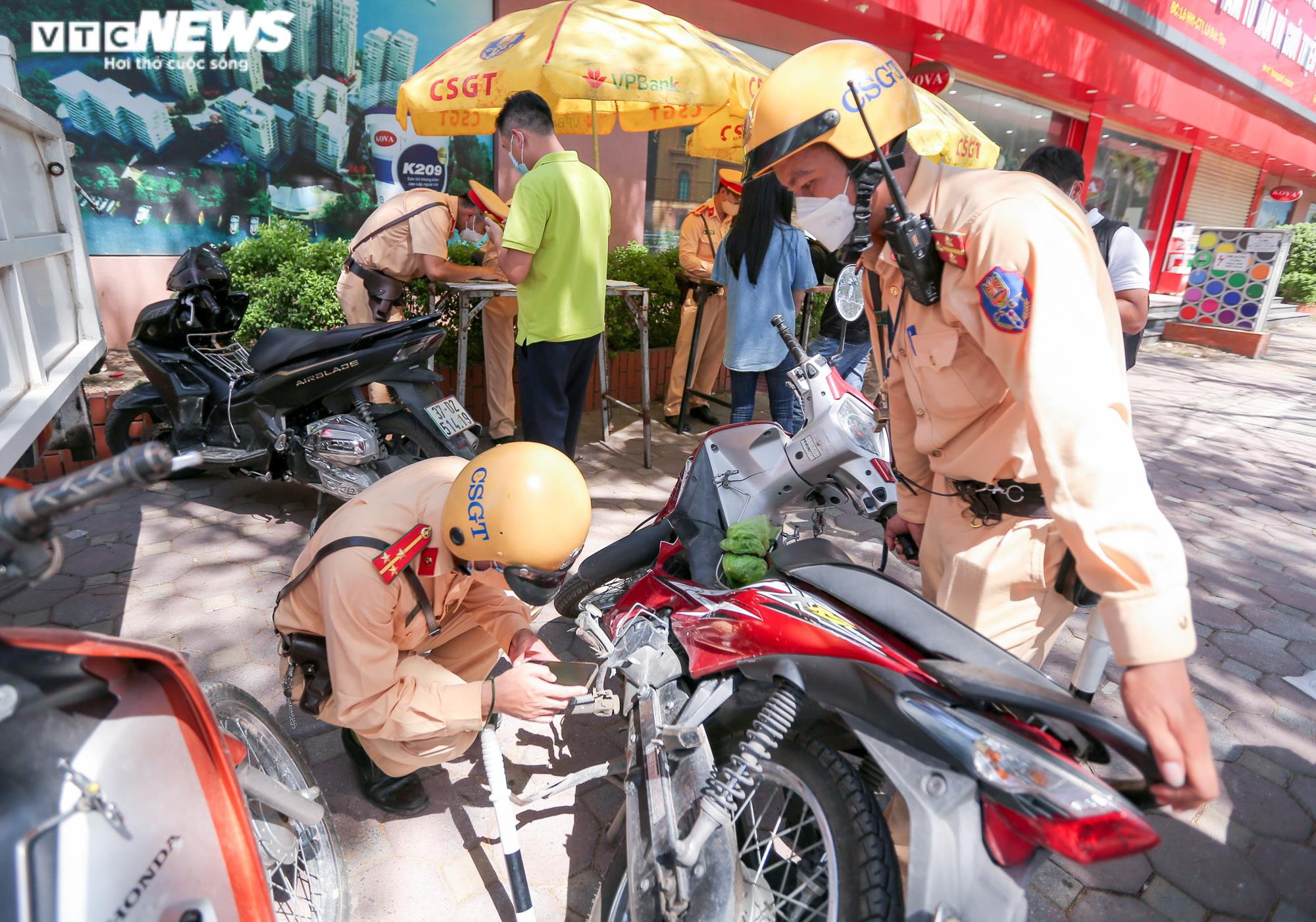 Ảnh: CSGT Hà Nội xử lý nhiều 'ma men' vô tư chở 3 không đội mũ bảo hiểm - 12