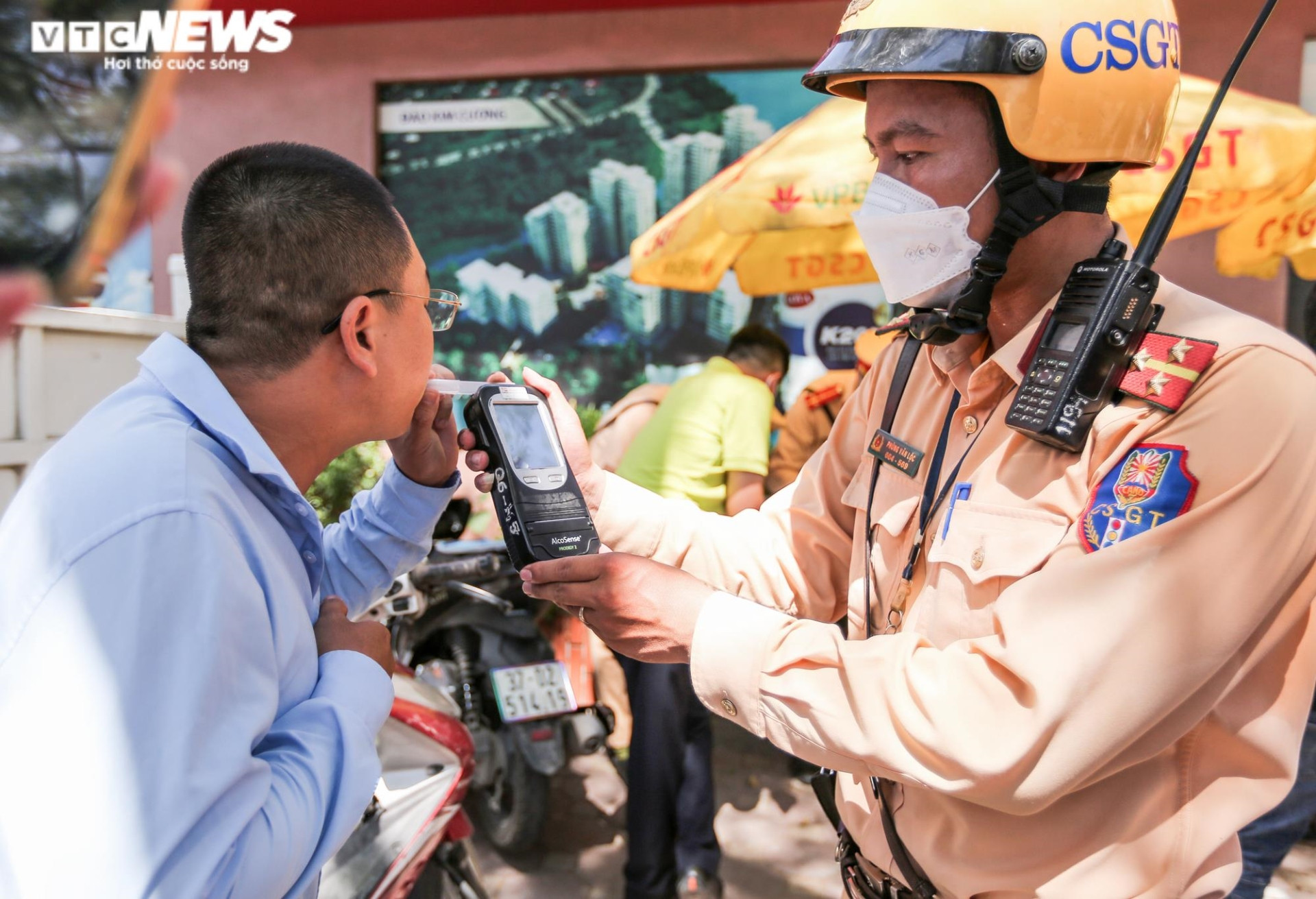 Ảnh: CSGT Hà Nội xử lý nhiều 'ma men' vô tư chở 3 không đội mũ bảo hiểm - 7