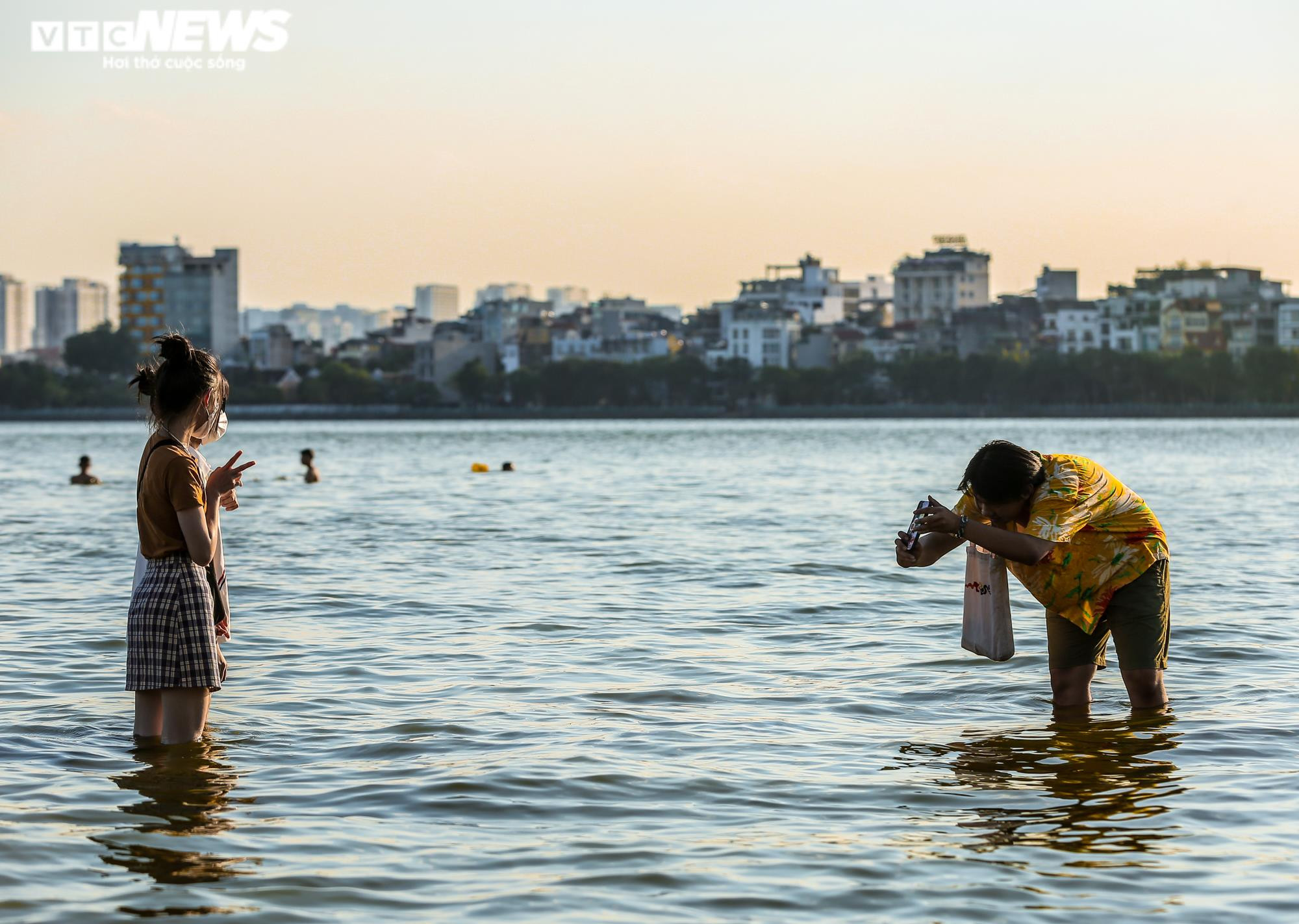 Ảnh: Người Hà Nội ra hồ Tây tắm ‘giải nhiệt’ ngày nắng nóng - 17