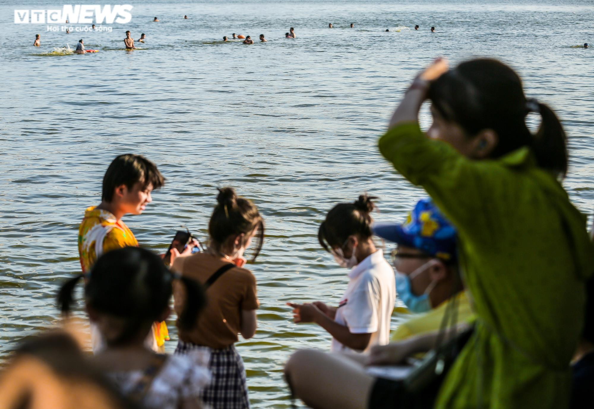 Ảnh: Người Hà Nội ra hồ Tây tắm ‘giải nhiệt’ ngày nắng nóng - 11