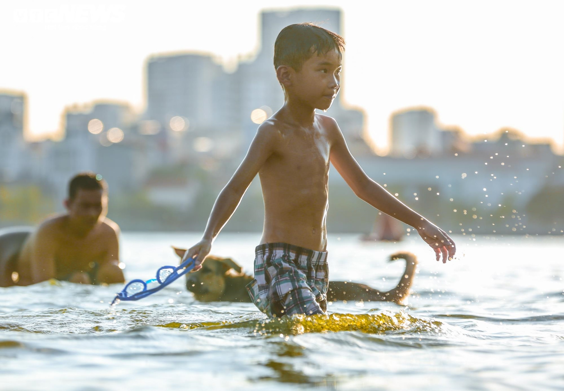 Ảnh: Người Hà Nội ra hồ Tây tắm ‘giải nhiệt’ ngày nắng nóng - 14