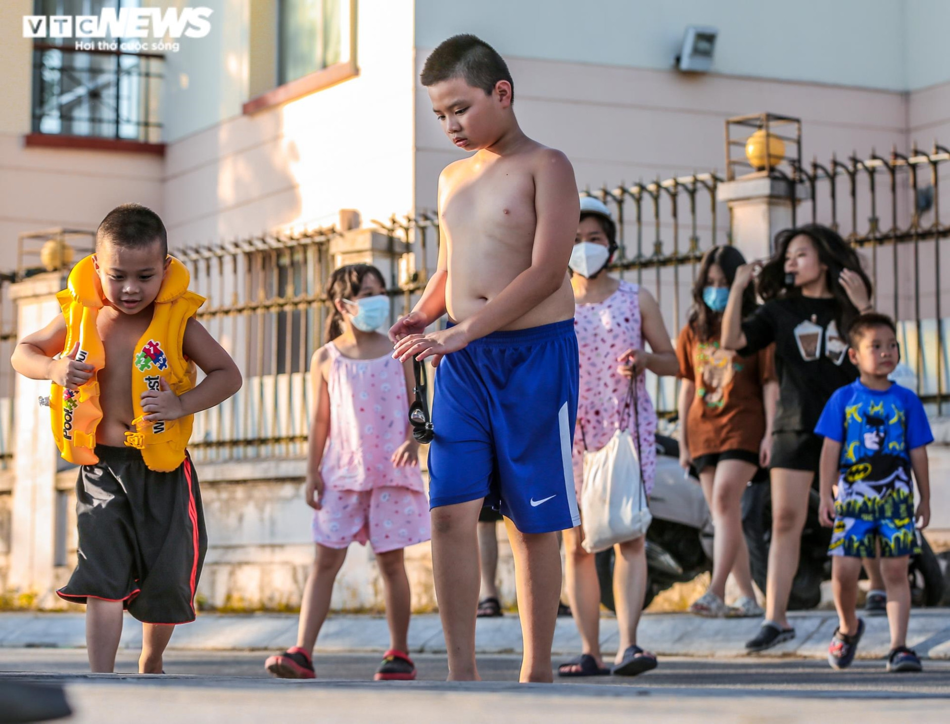 Ảnh: Người Hà Nội ra hồ Tây tắm ‘giải nhiệt’ ngày nắng nóng - 3