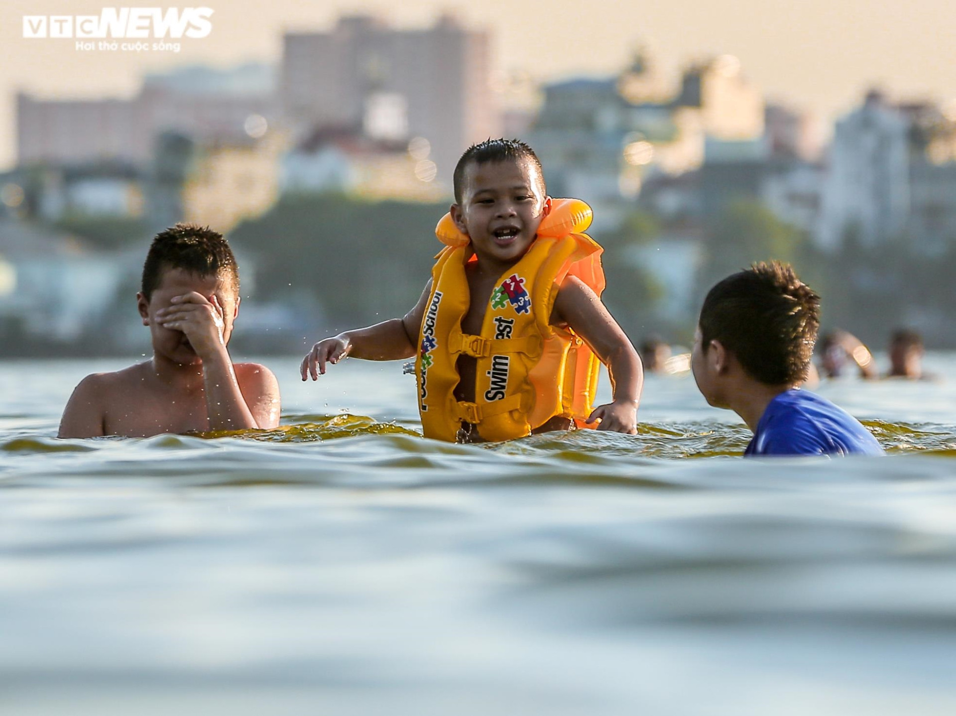 Ảnh: Người Hà Nội ra hồ Tây tắm ‘giải nhiệt’ ngày nắng nóng - 9