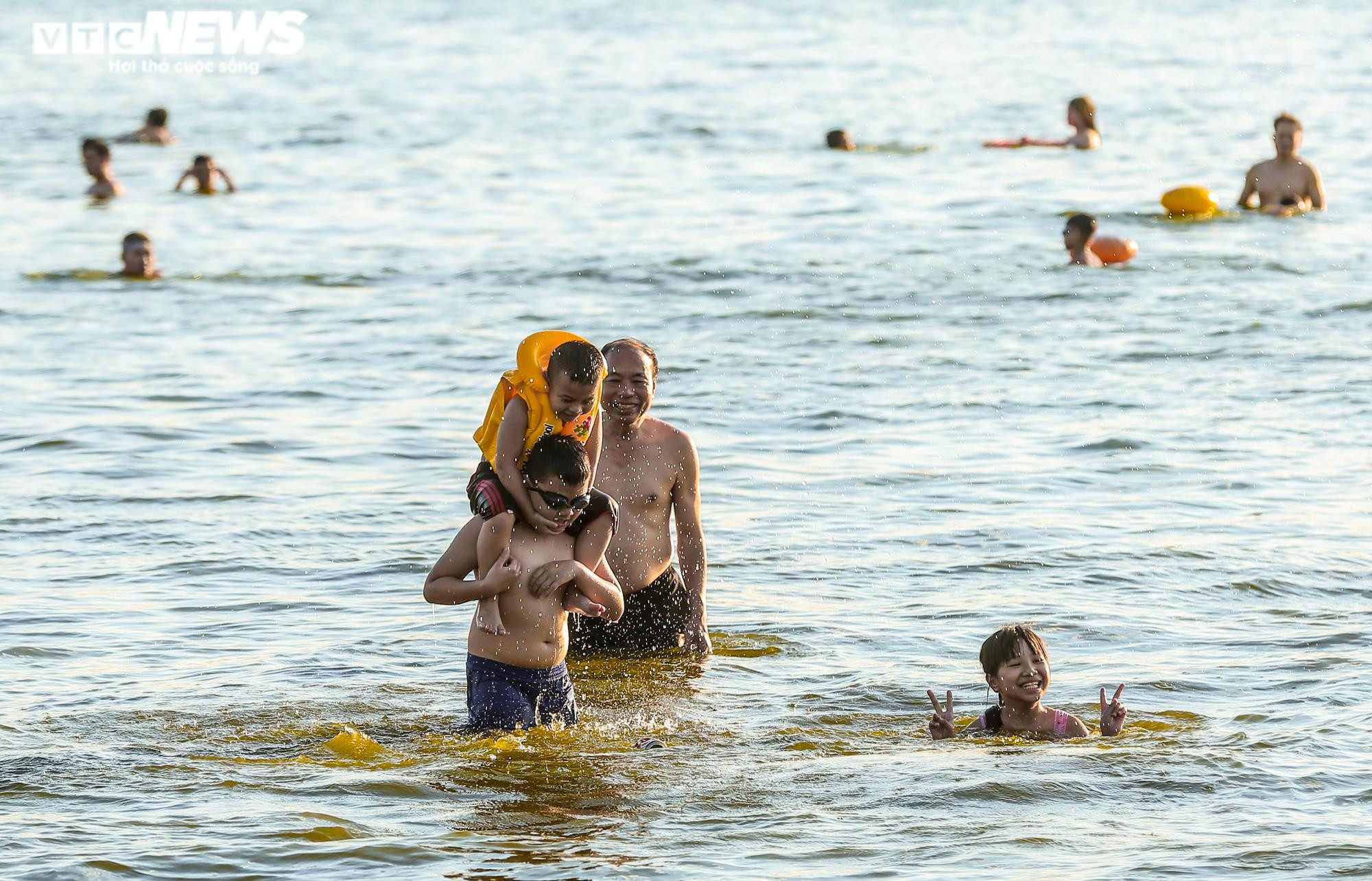 Ảnh: Người Hà Nội ra hồ Tây tắm ‘giải nhiệt’ ngày nắng nóng - 13