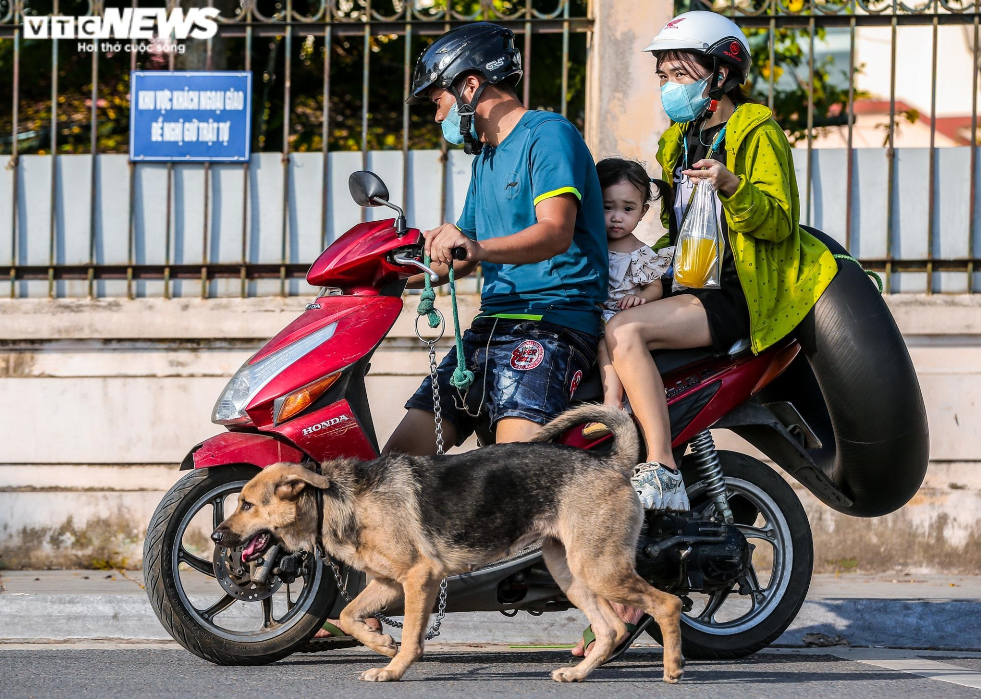 Ảnh: Người Hà Nội ra hồ Tây tắm ‘giải nhiệt’ ngày nắng nóng - 2