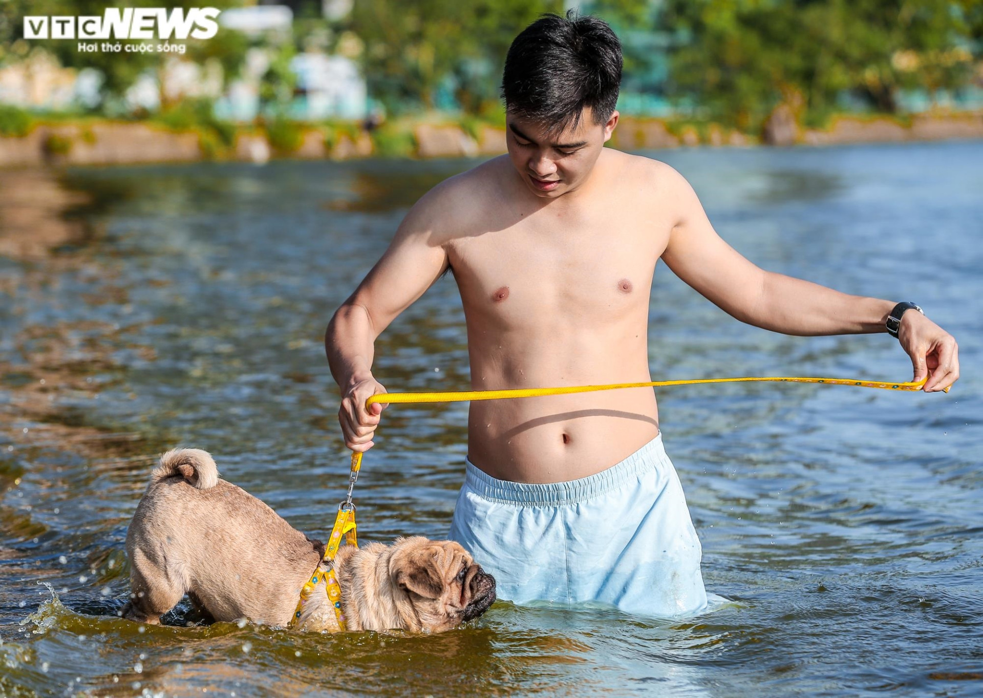 Ảnh: Người Hà Nội ra hồ Tây tắm ‘giải nhiệt’ ngày nắng nóng - 6