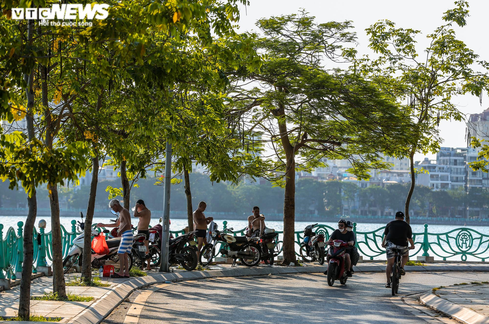 Ảnh: Người Hà Nội ra hồ Tây tắm ‘giải nhiệt’ ngày nắng nóng - 1