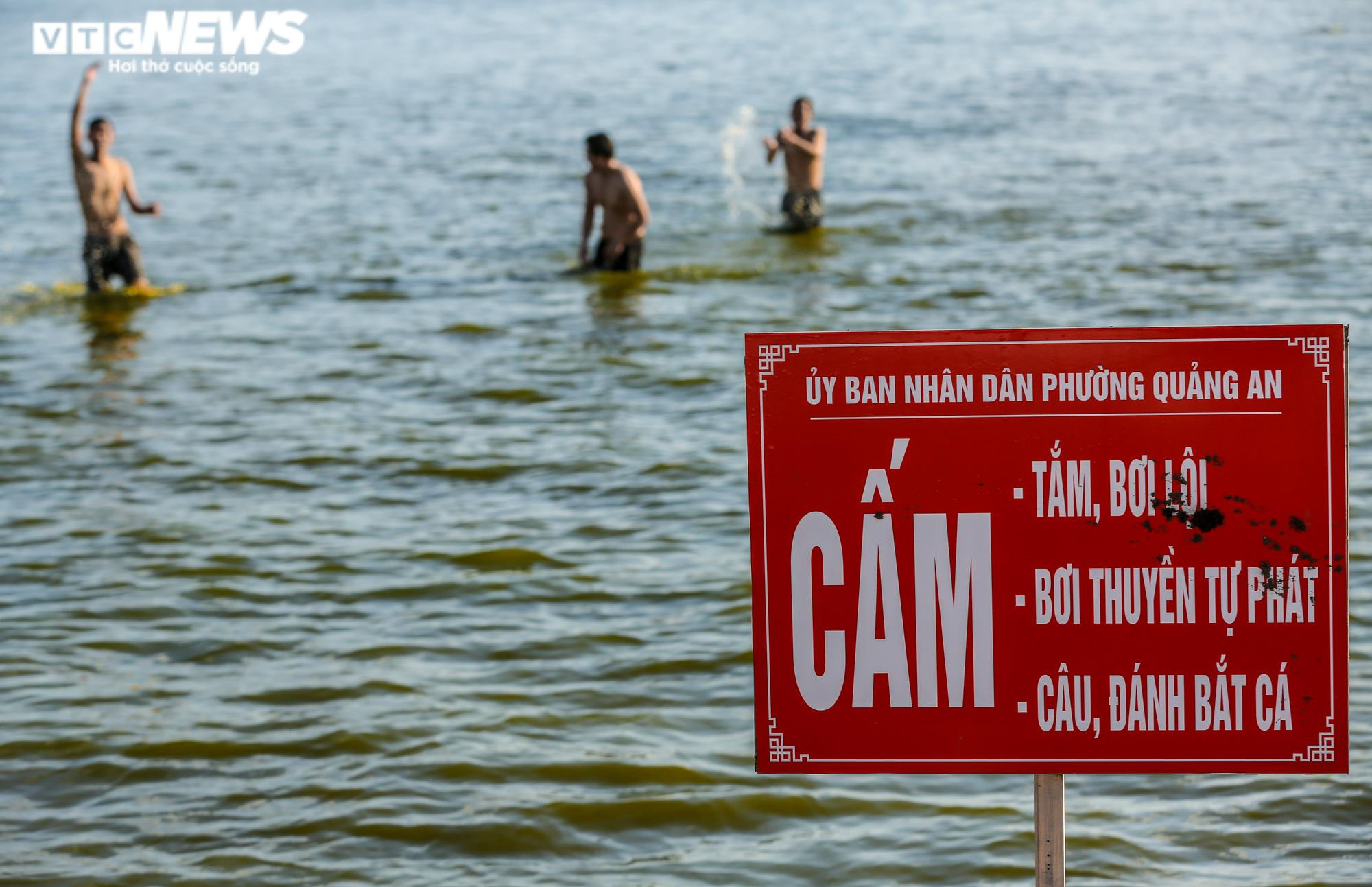 Ảnh: Người Hà Nội ra hồ Tây tắm ‘giải nhiệt’ ngày nắng nóng - 10