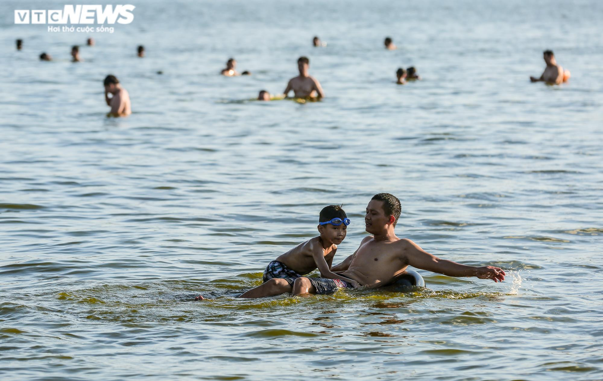 Ảnh: Người Hà Nội ra hồ Tây tắm ‘giải nhiệt’ ngày nắng nóng - 12