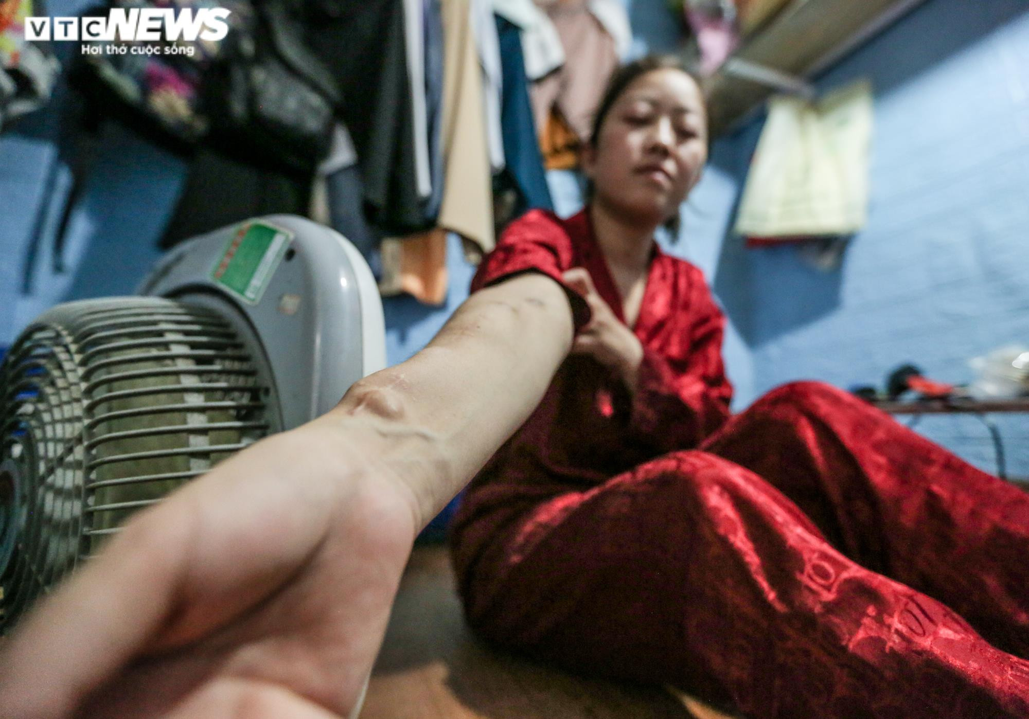 Xóm chạy thận oằn mình chống chọi nắng nóng đỉnh điểm, có điều hòa không dám bật - 17
