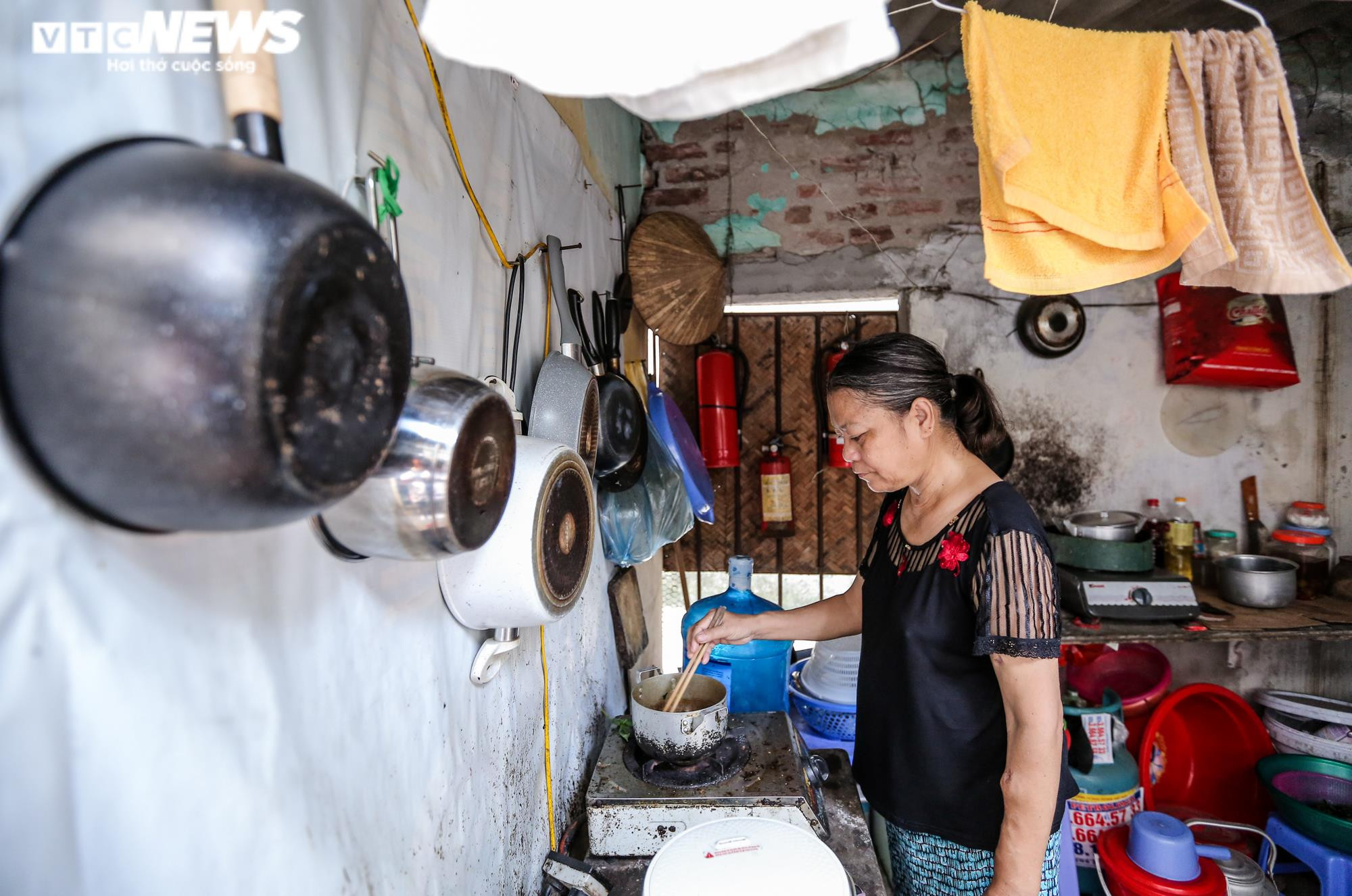 Xóm chạy thận oằn mình chống chọi nắng nóng đỉnh điểm, có điều hòa không dám bật - 8