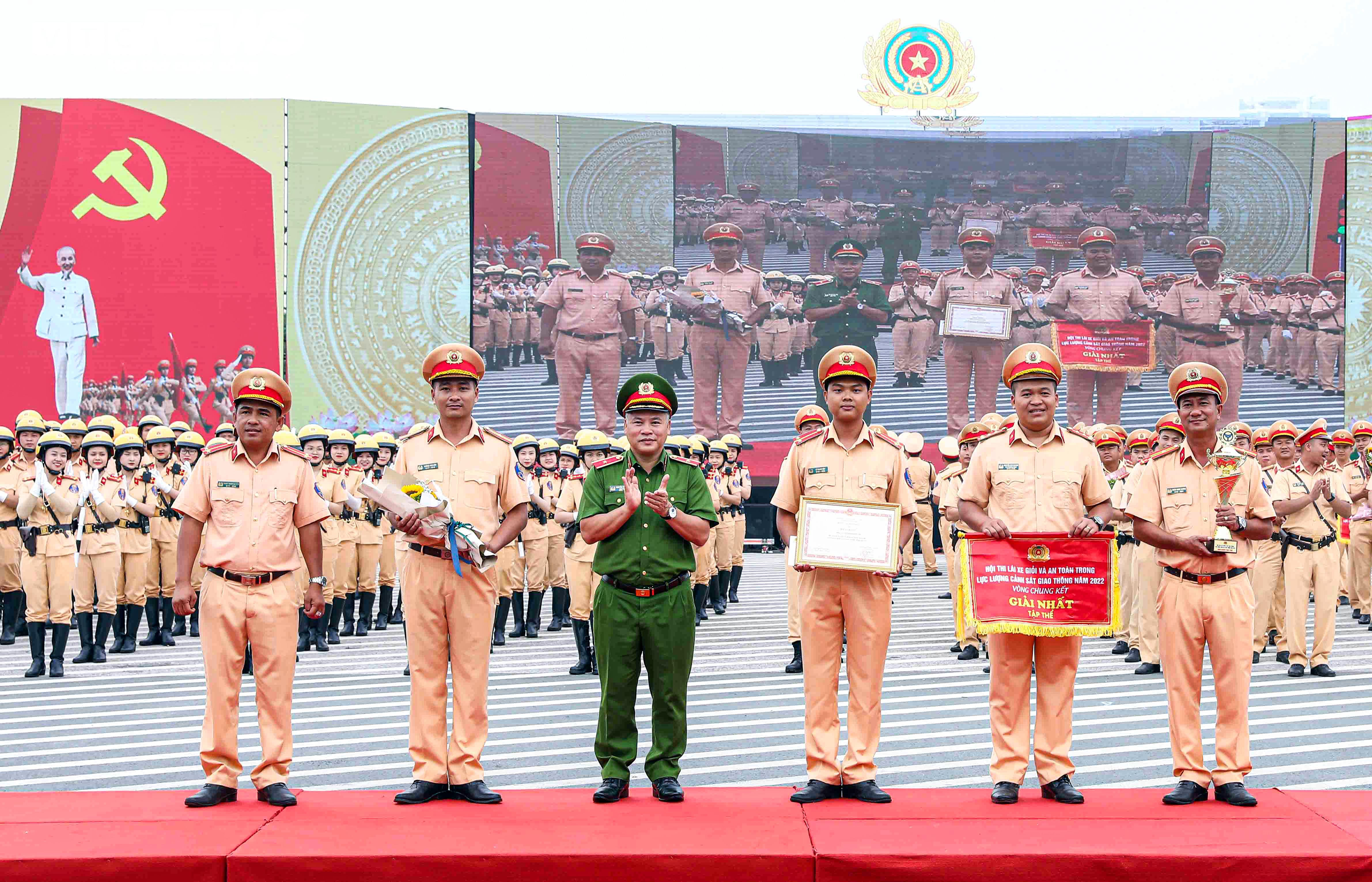 CSGT diễn tập trấn áp nhóm thanh niên lái ô tô lạng lách, tấn công lực lượng - 13